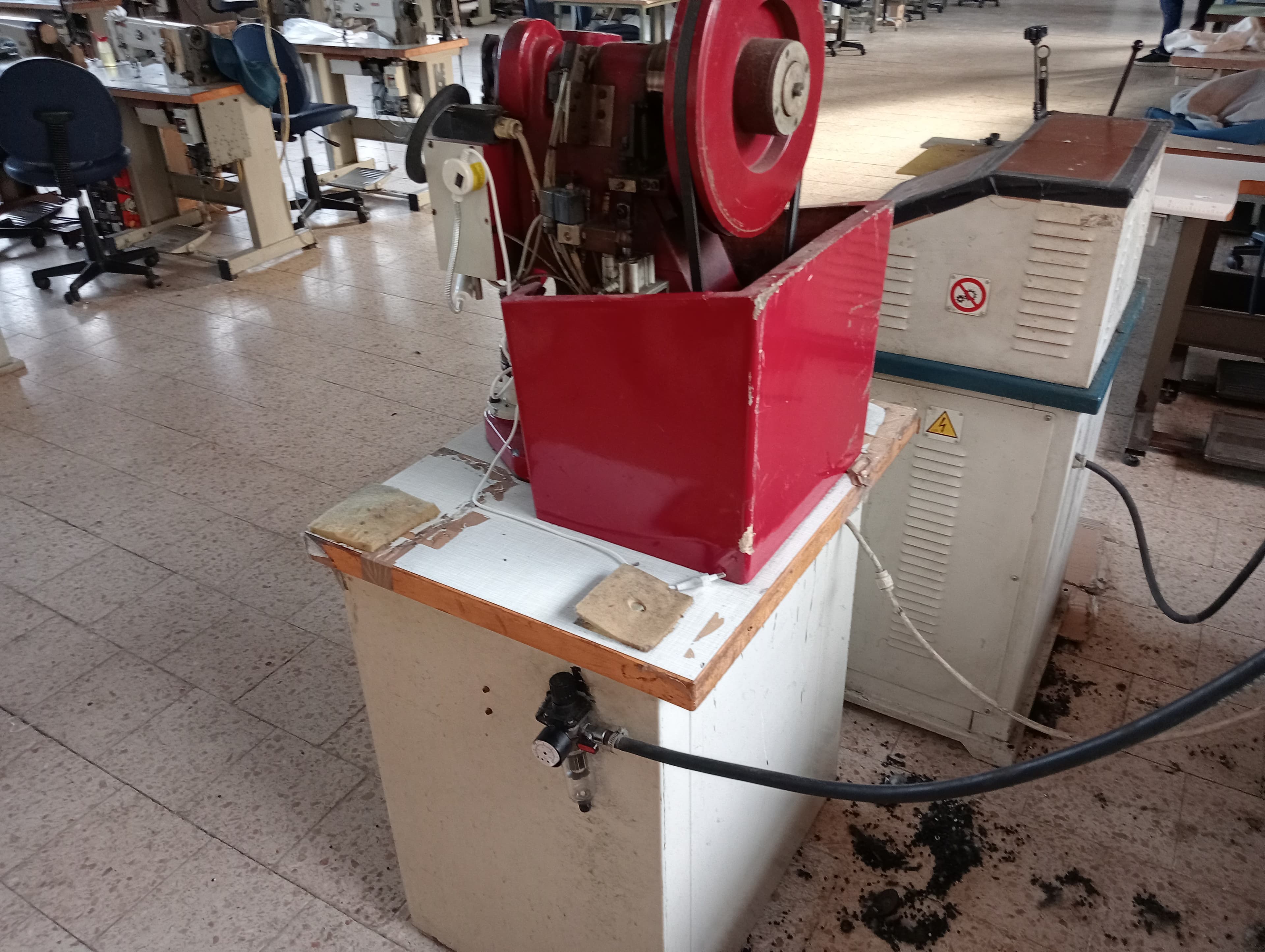 Máquina de dar cola · Máquina de ilhoses — imagem 6