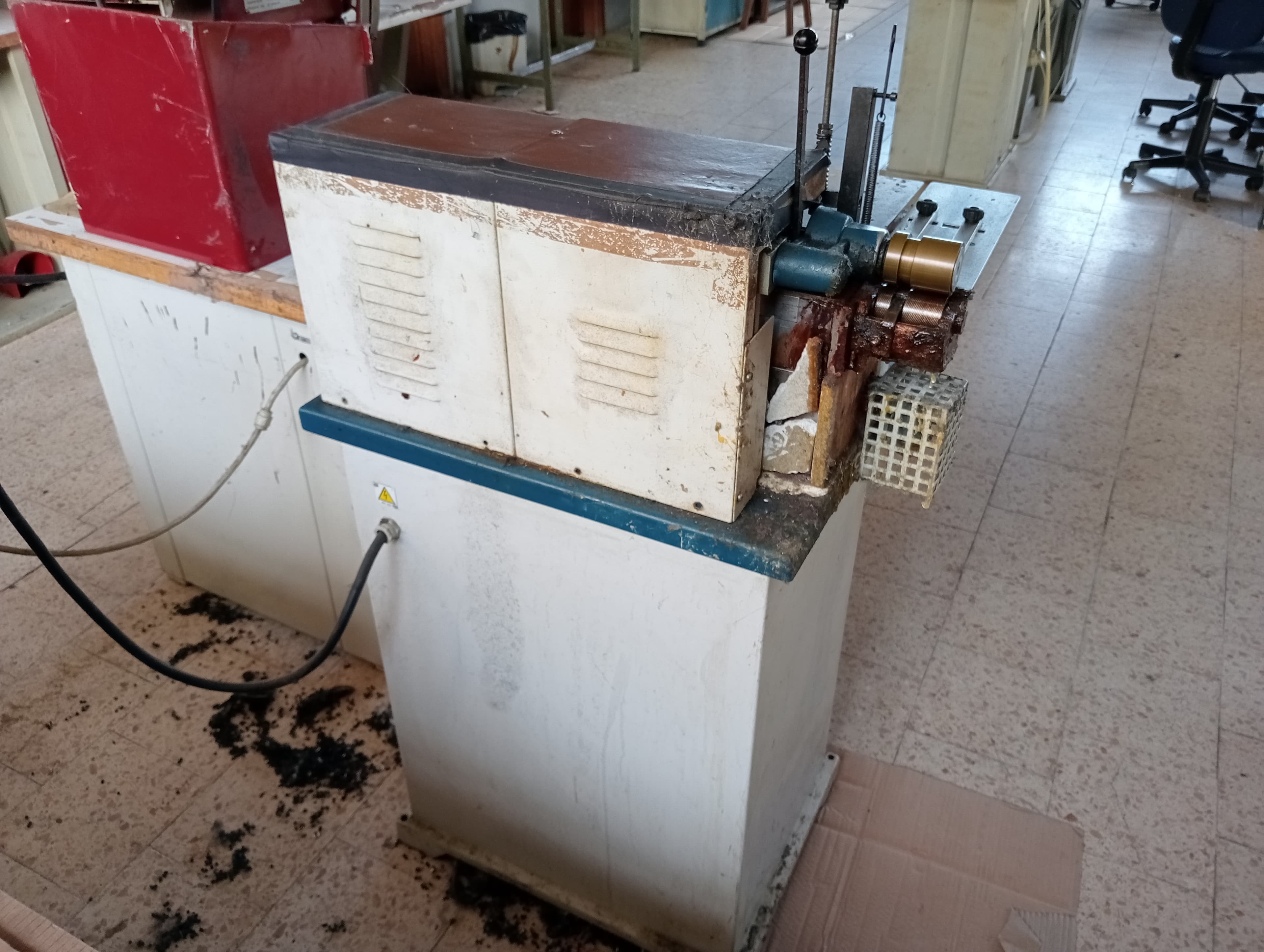 Máquina de dar cola · Máquina de ilhoses — imagem 3