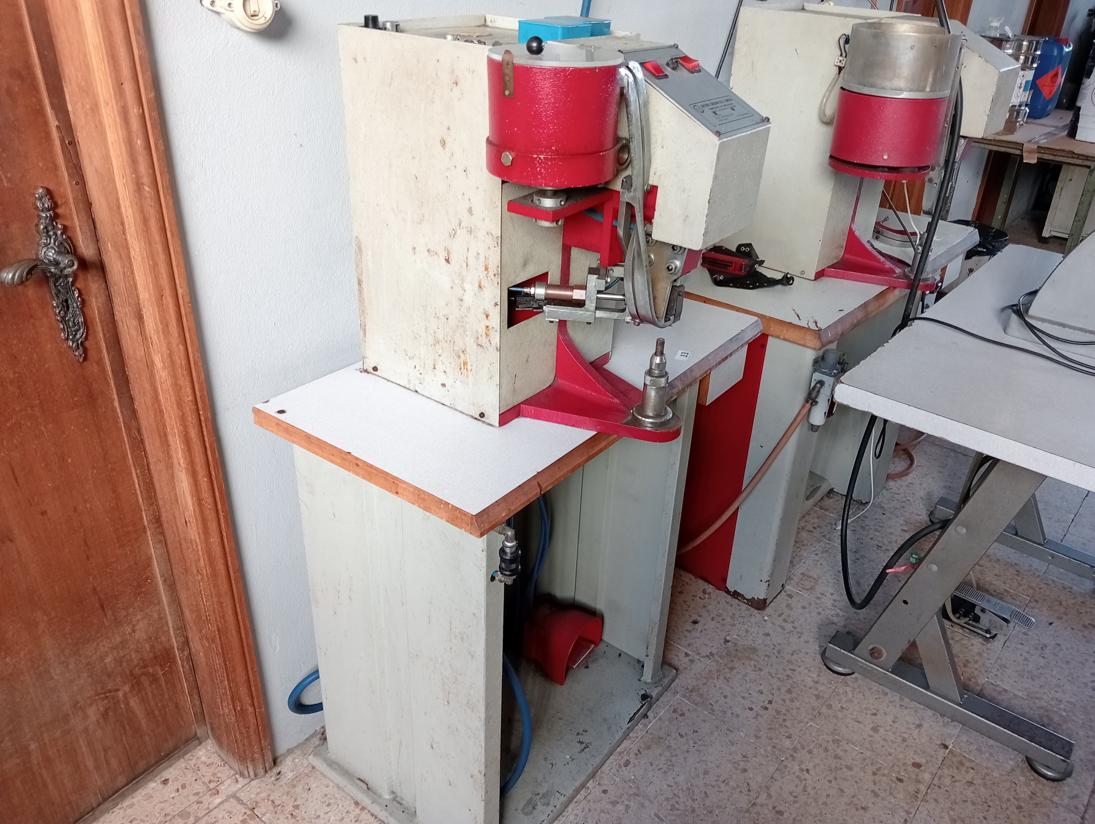 Máquinas de Ilhoses · Mesas de dar cola