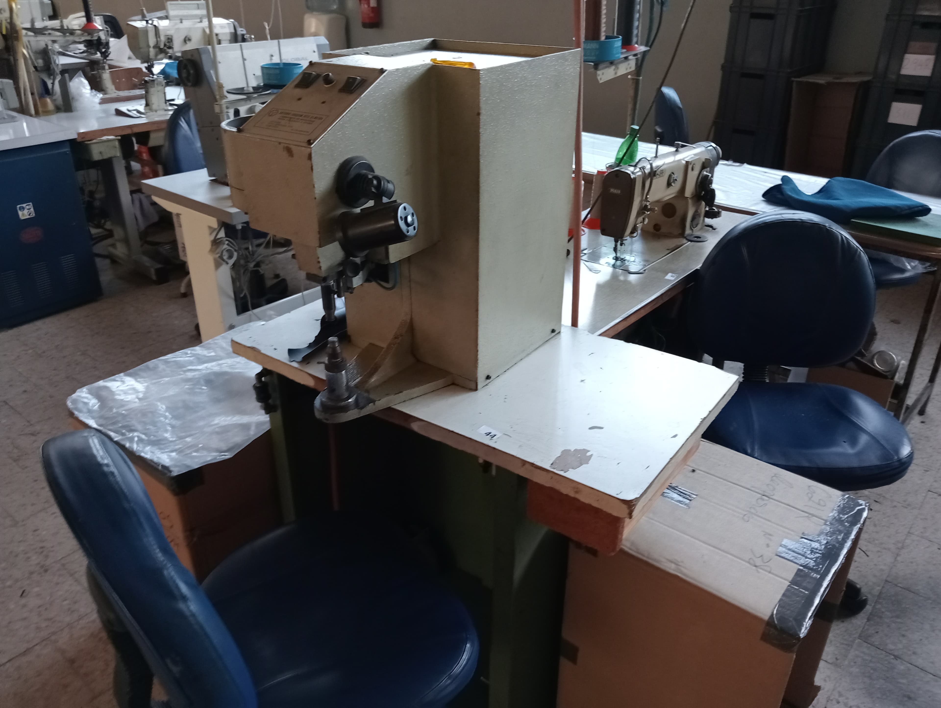 Máquina de Ilhoses · Máquina de Zig-Zag · Máquinas de Coluna Alta · Máquina de Meter Fita — imagen 1