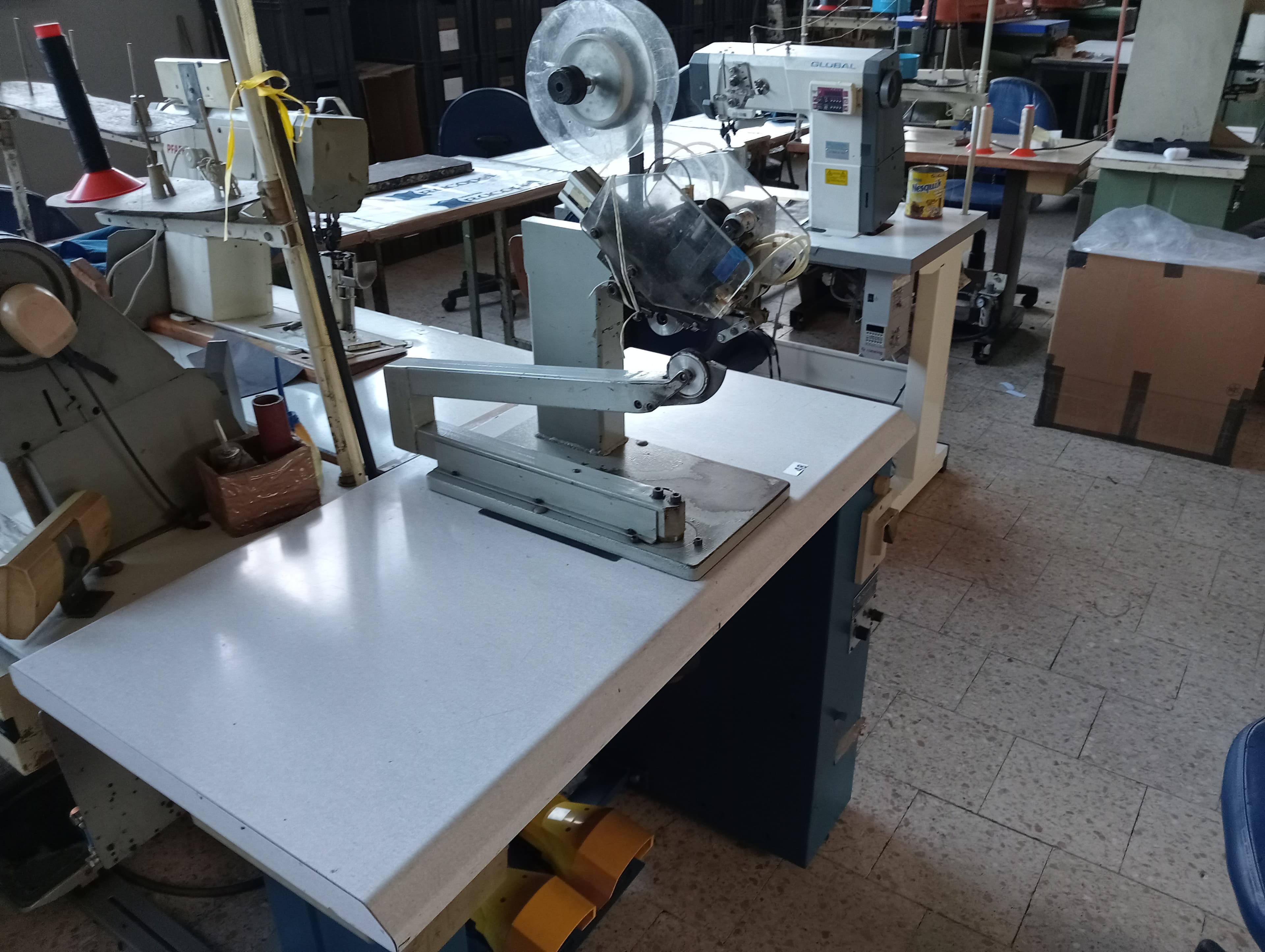 Máquina de Ilhoses · Máquina de Zig-Zag · Máquinas de Coluna Alta · Máquina de Meter Fita — imagen 22