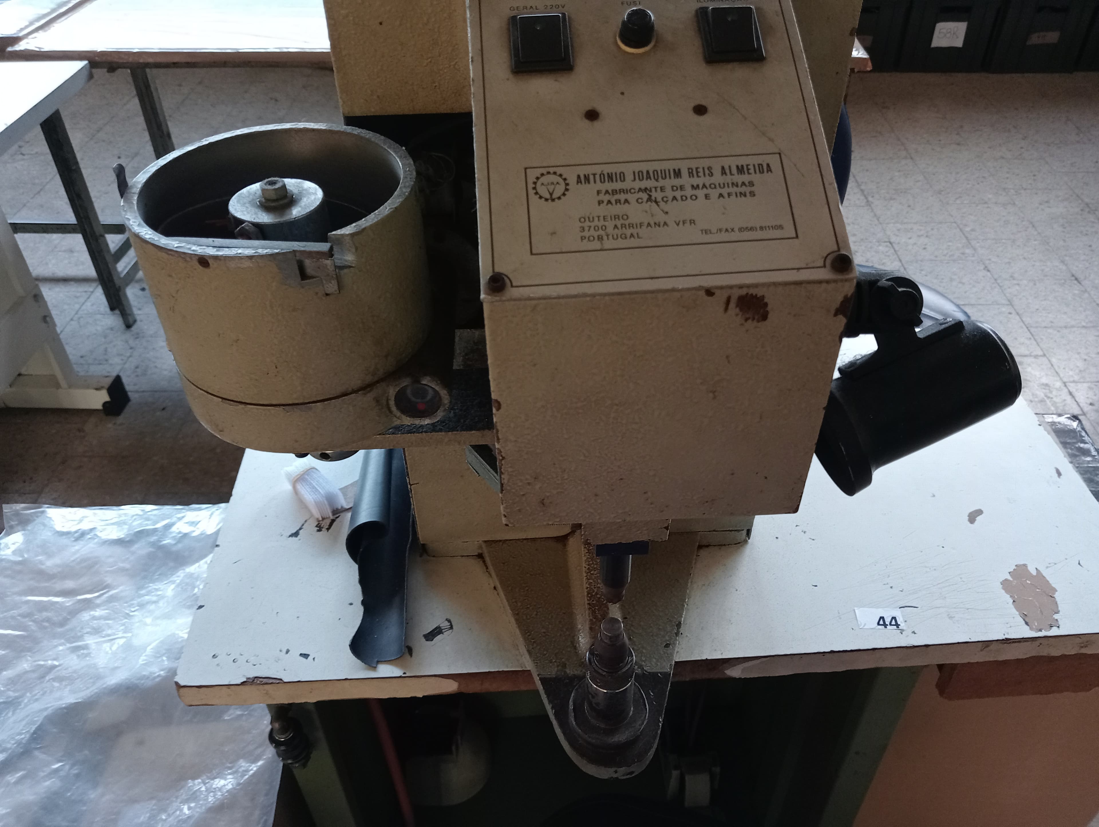 Máquina de Ilhoses · Máquina de Zig-Zag · Máquinas de Coluna Alta · Máquina de Meter Fita — imagen 4