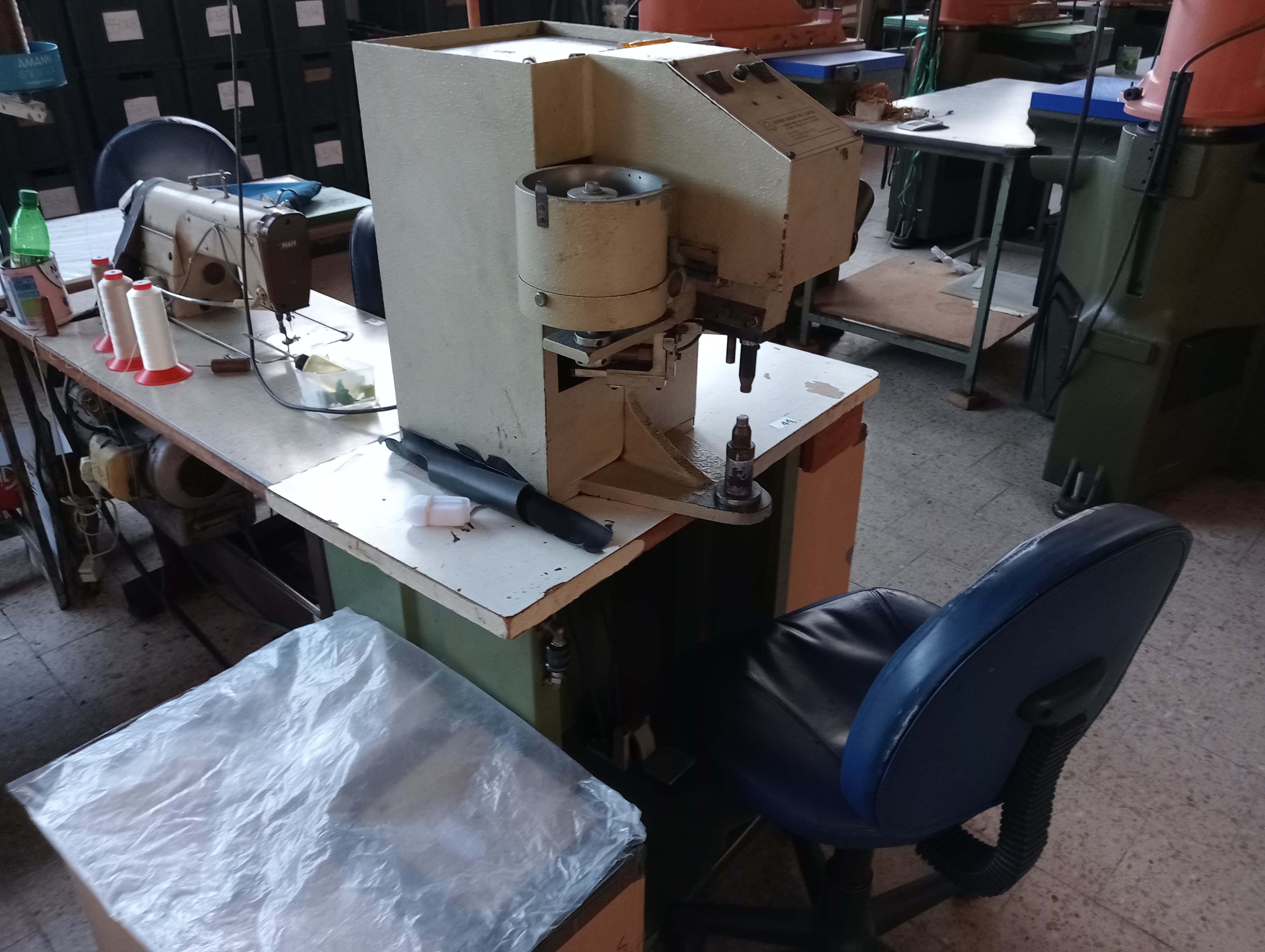 Máquina de Ilhoses · Máquina de Zig-Zag · Máquinas de Coluna Alta · Máquina de Meter Fita — imagen 2