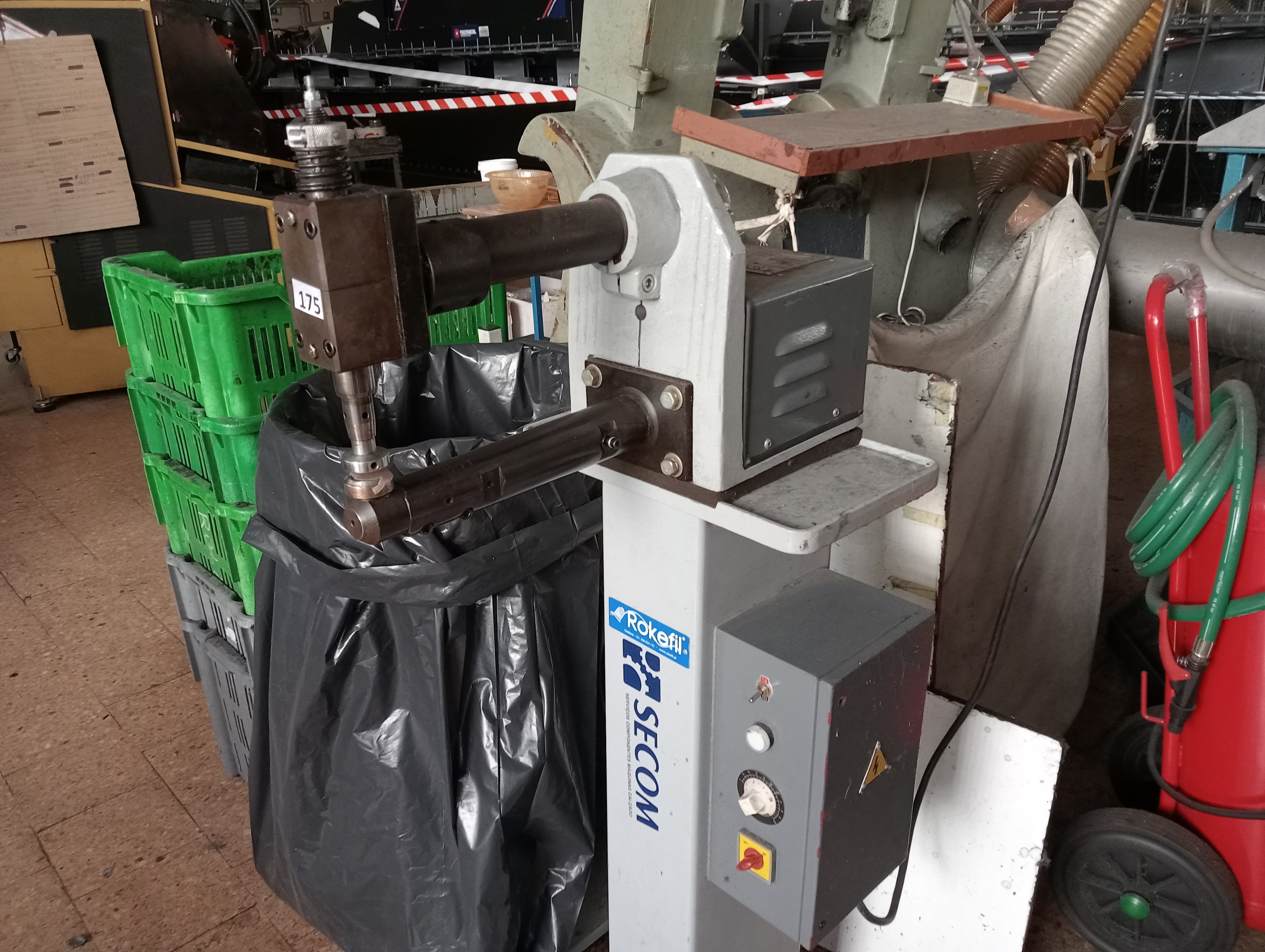 Máquina de Rebater Costuras — imagen 2