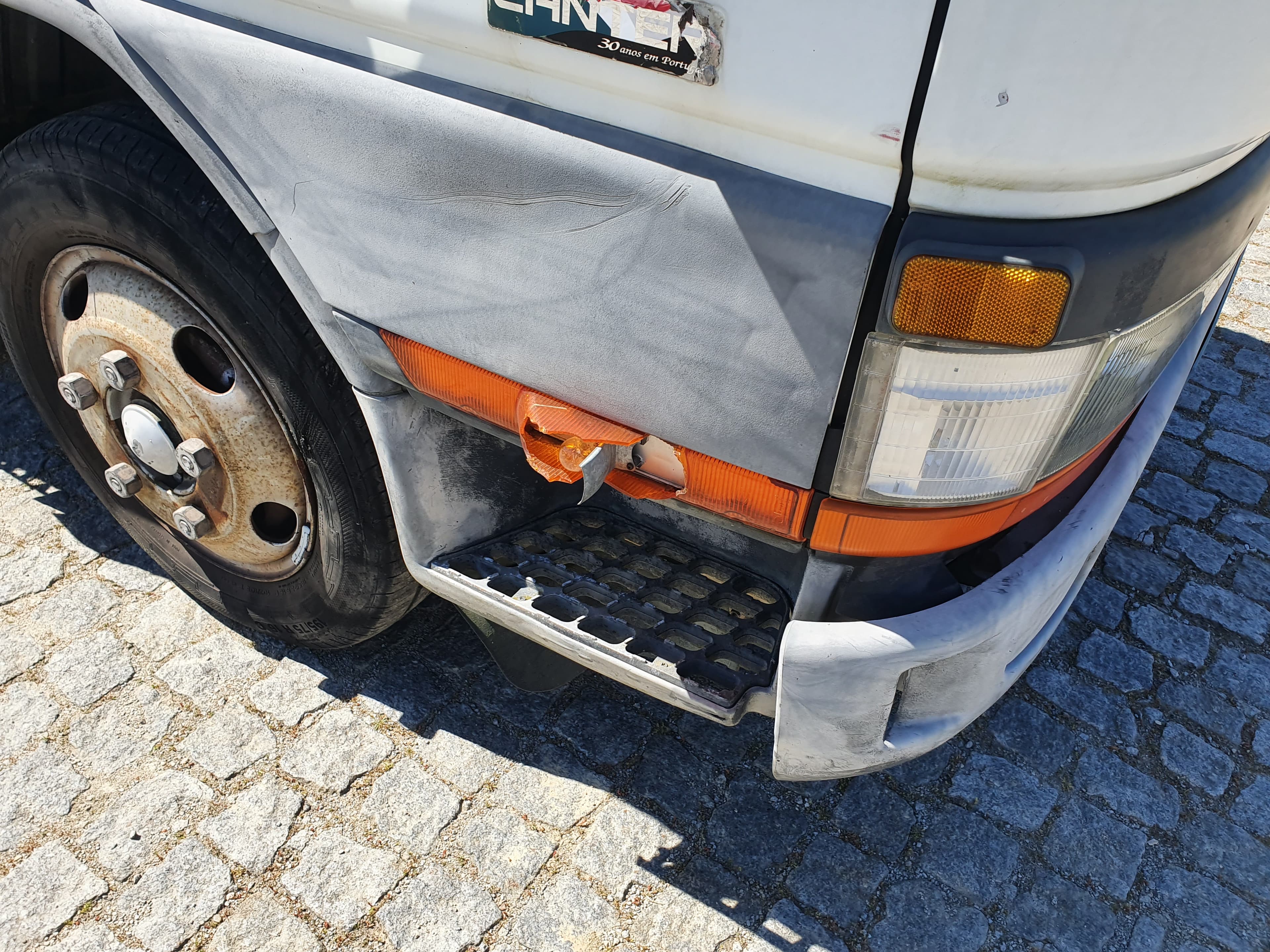 Mitsubishi Canter · Ano 2004 — imagen 9
