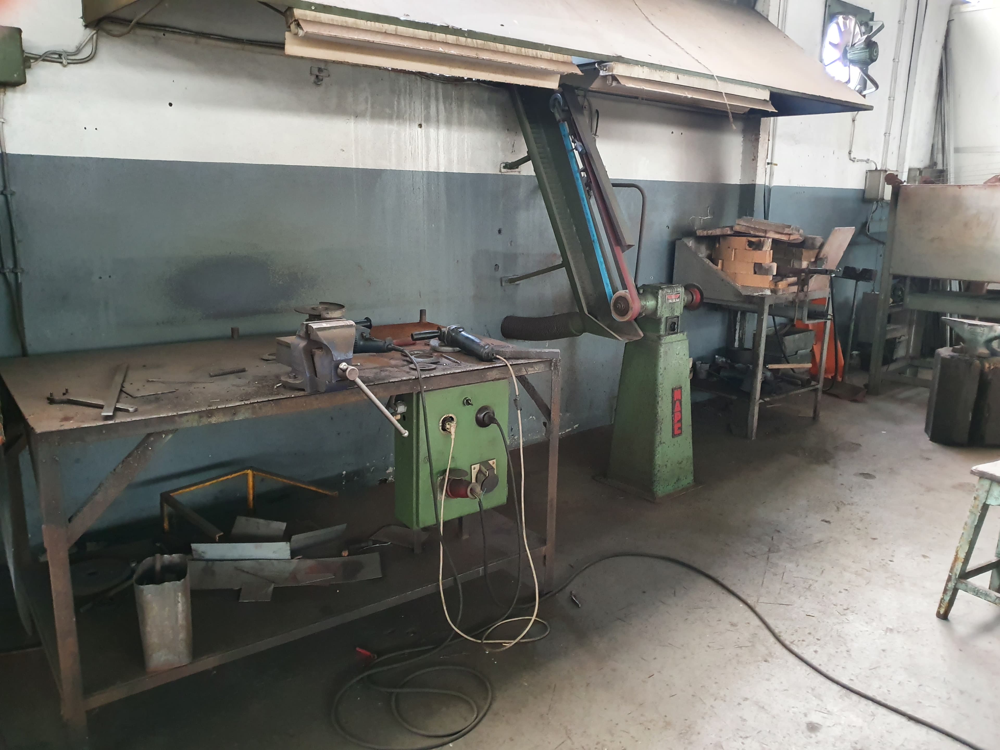 Bancada com Torno · Rebarbadeiras · Esmeril Mape · Maçarico · Forja · Forno — imagen 1