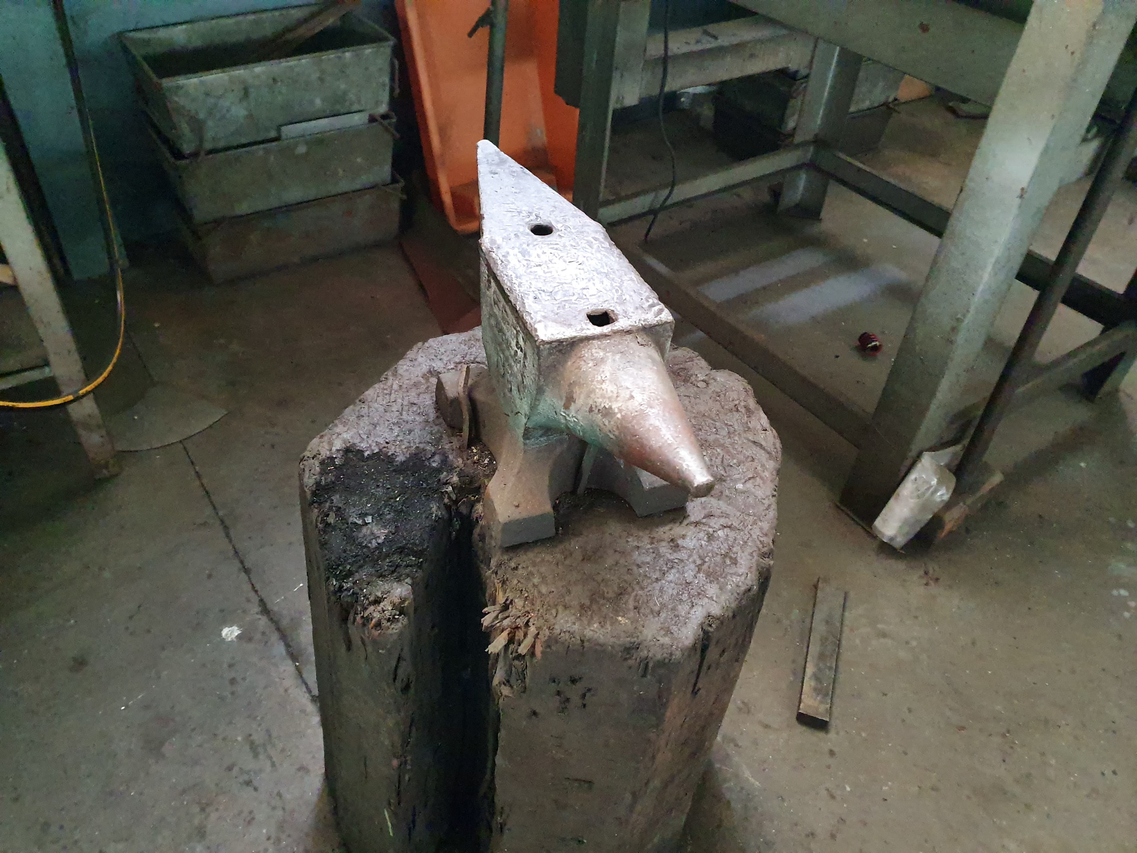 Bancada com Torno · Rebarbadeiras · Esmeril Mape · Maçarico · Forja · Forno — imagen 5