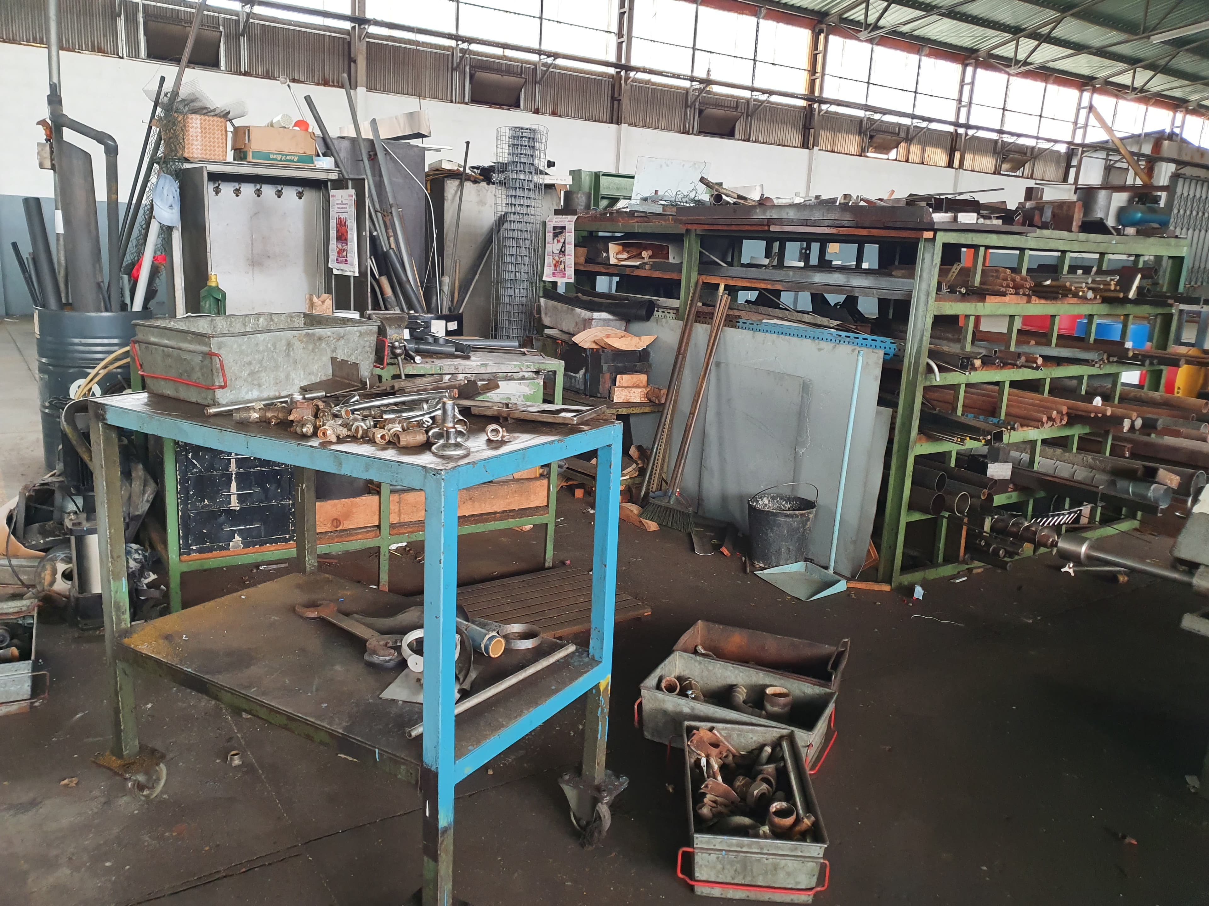 Ferros · Peças e Acessórios · Escadote · Carrinho · Aparelho Soldar · Bancada com Torno — imagem 1