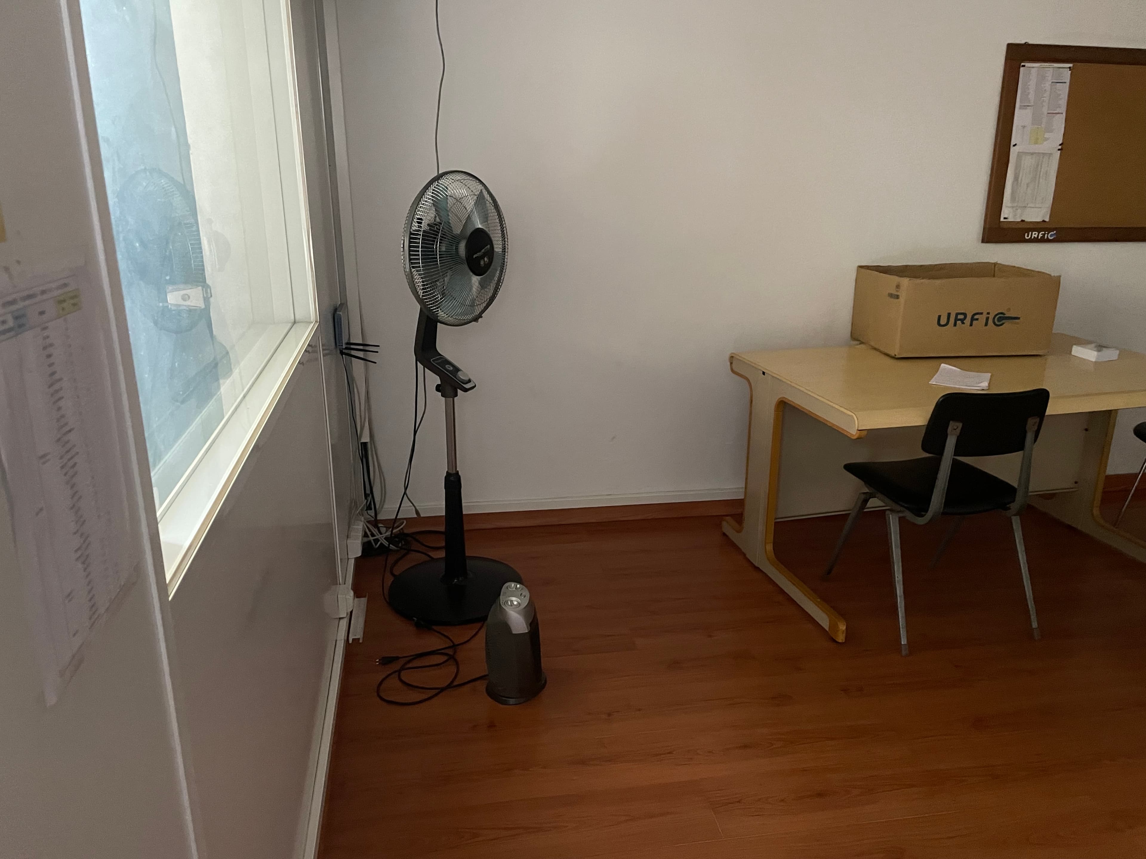 Estantes · Secretária · Ventoinha — image 2