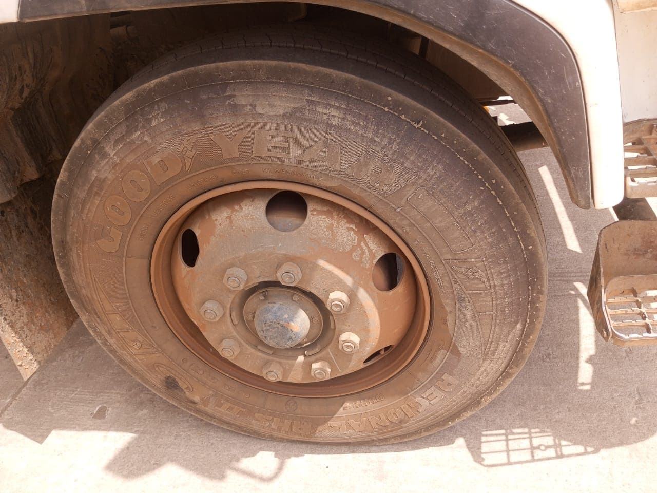 Nissan UD80 — imagem 3
