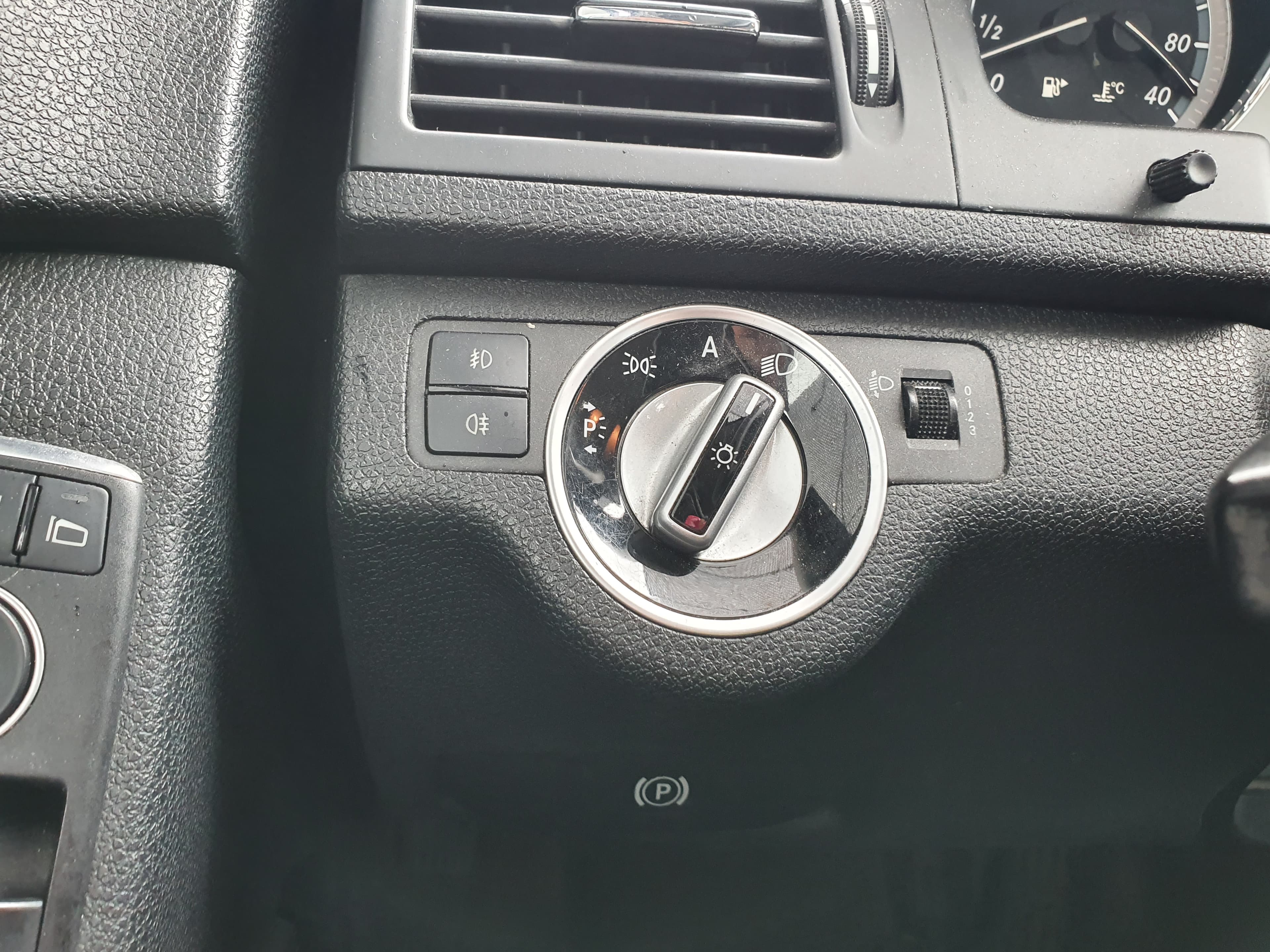 Mercedes-Benz C220 · Ano 2010 — imagem 45
