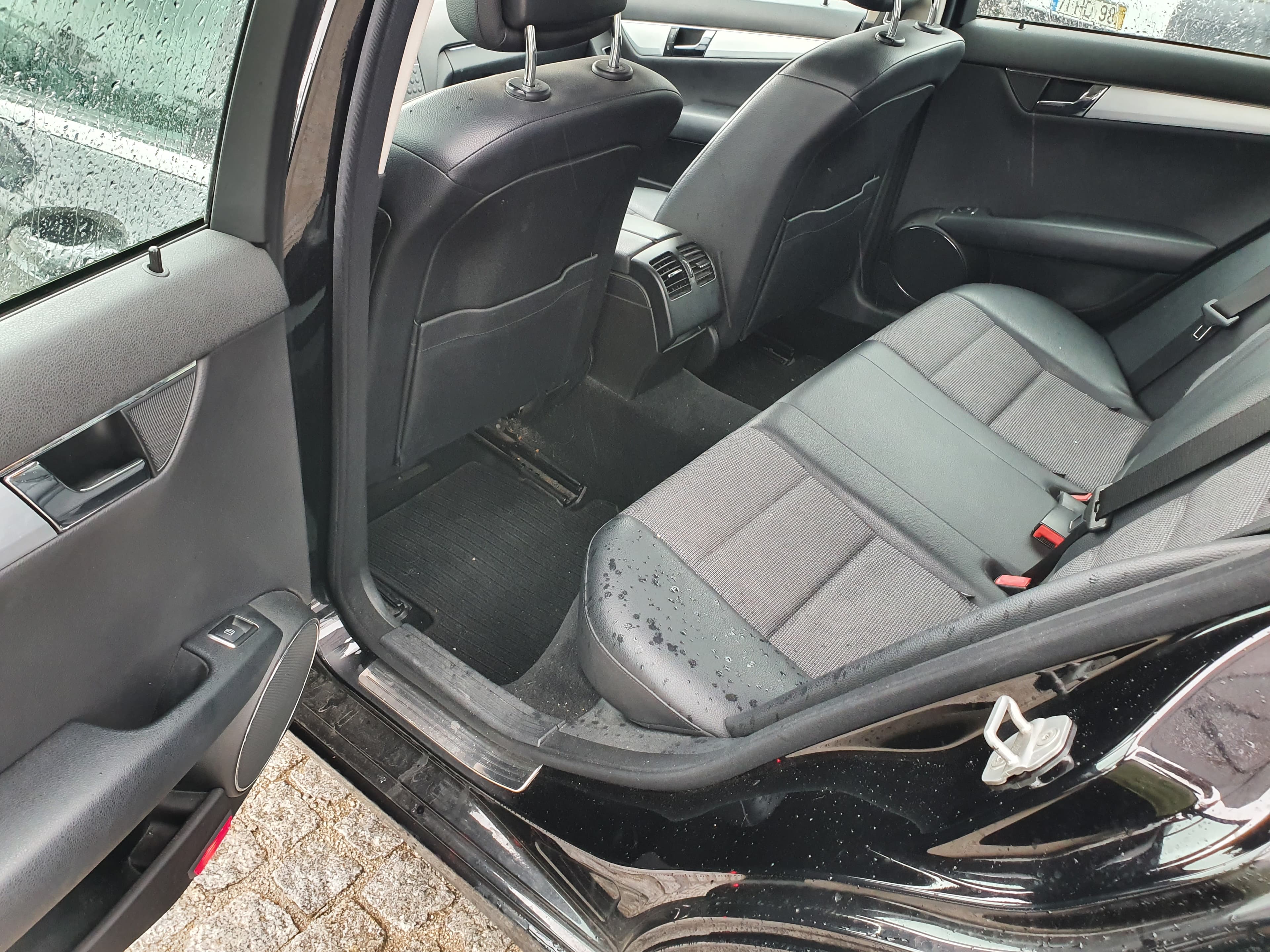 Mercedes-Benz C220 · Ano 2010 — imagem 35