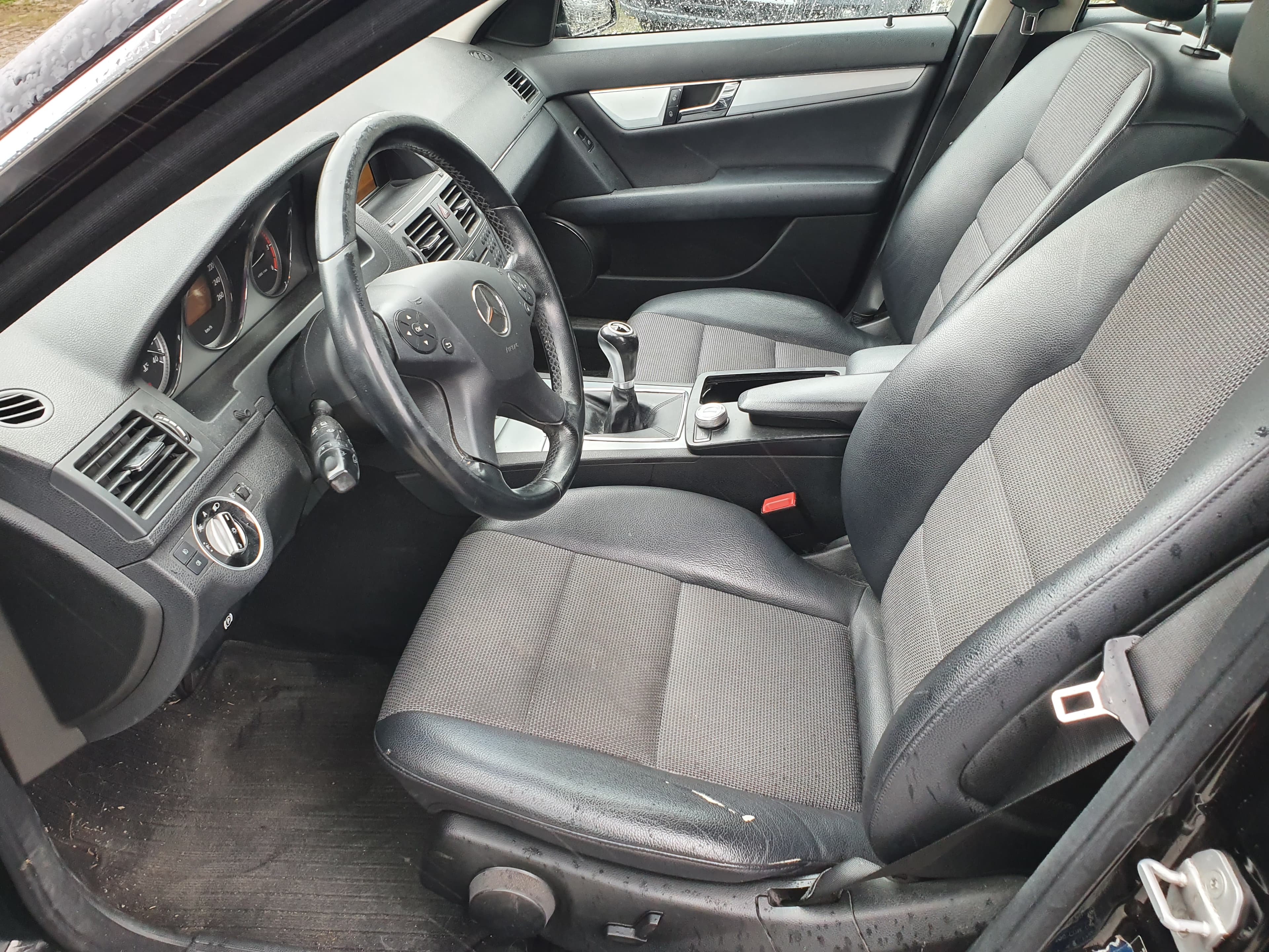 Mercedes-Benz C220 · Ano 2010 — imagem 41