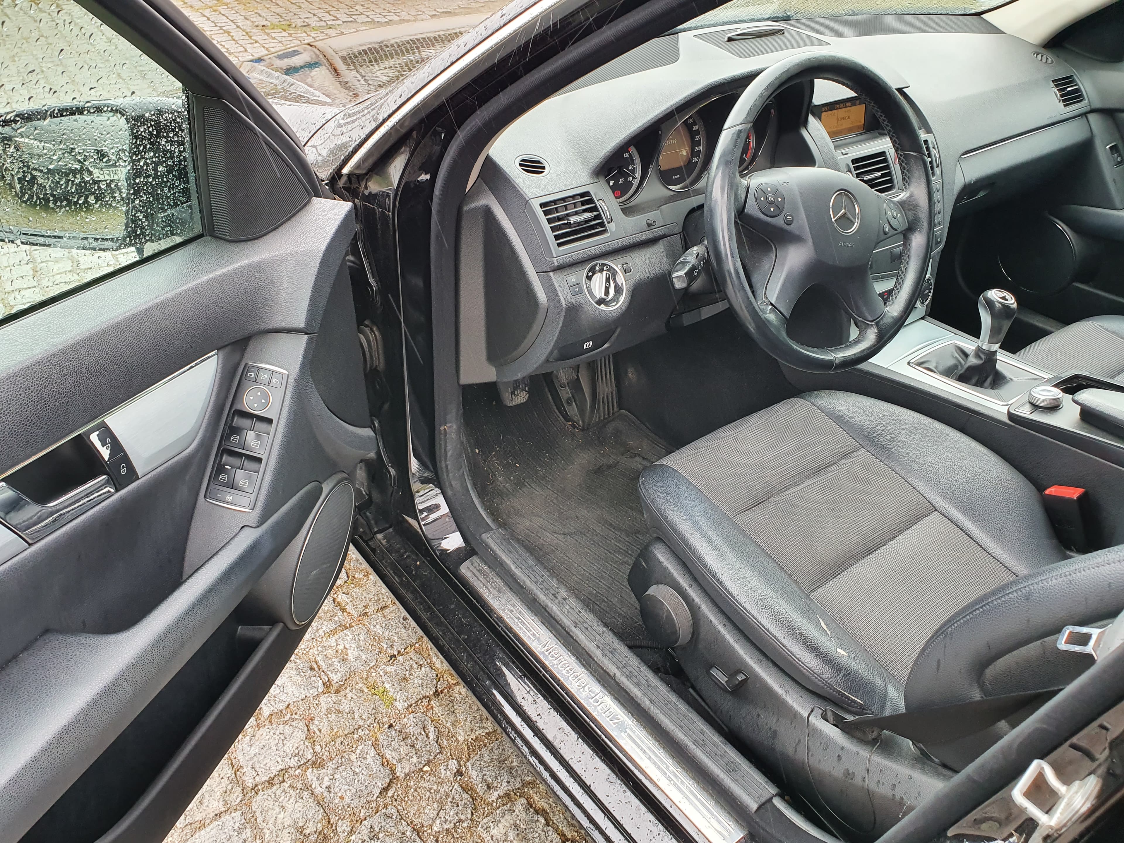Mercedes-Benz C220 · Ano 2010 — imagem 34