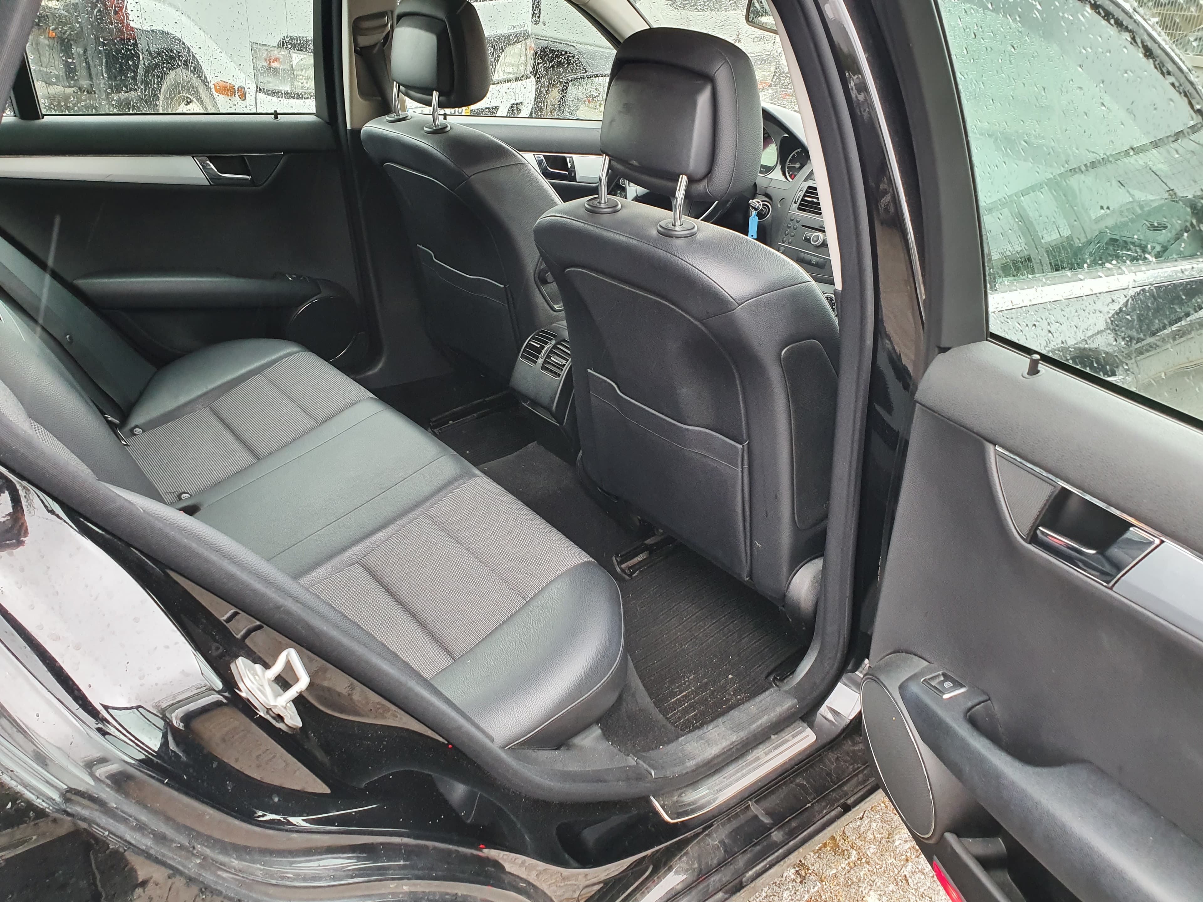 Mercedes-Benz C220 · Ano 2010 — imagem 26