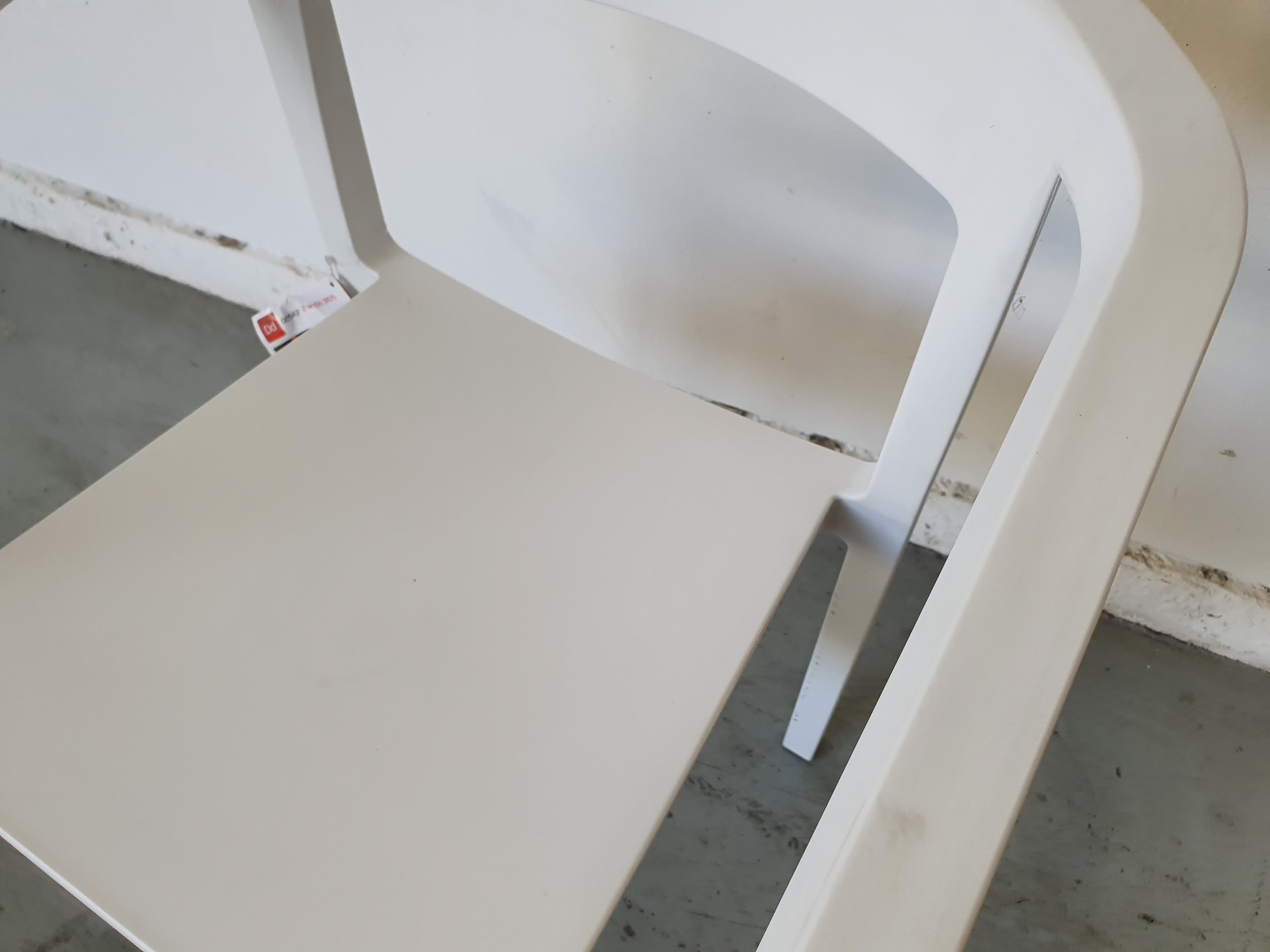 Cadeira branca em plástico — imagen 5