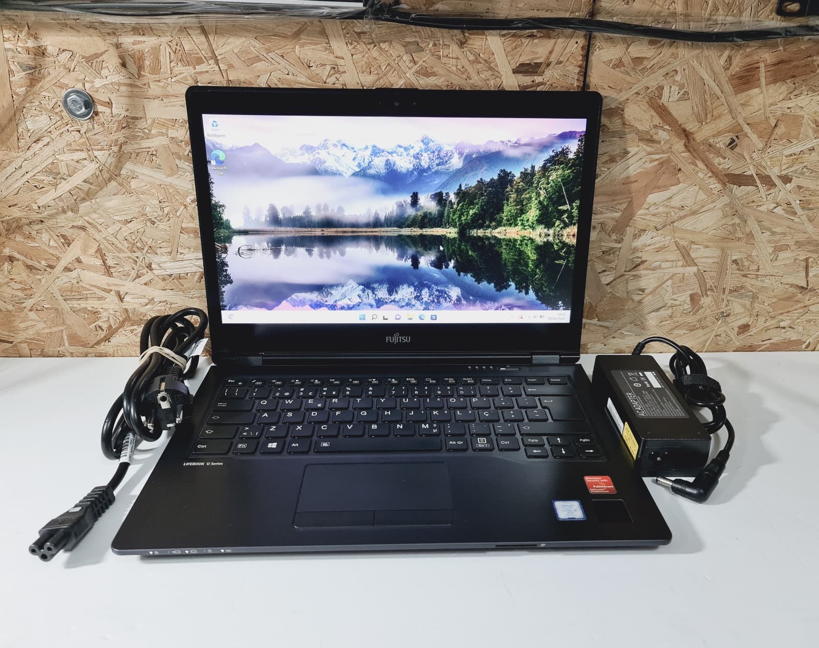 Portátil Fujitsu LifeBook U747 — image 1