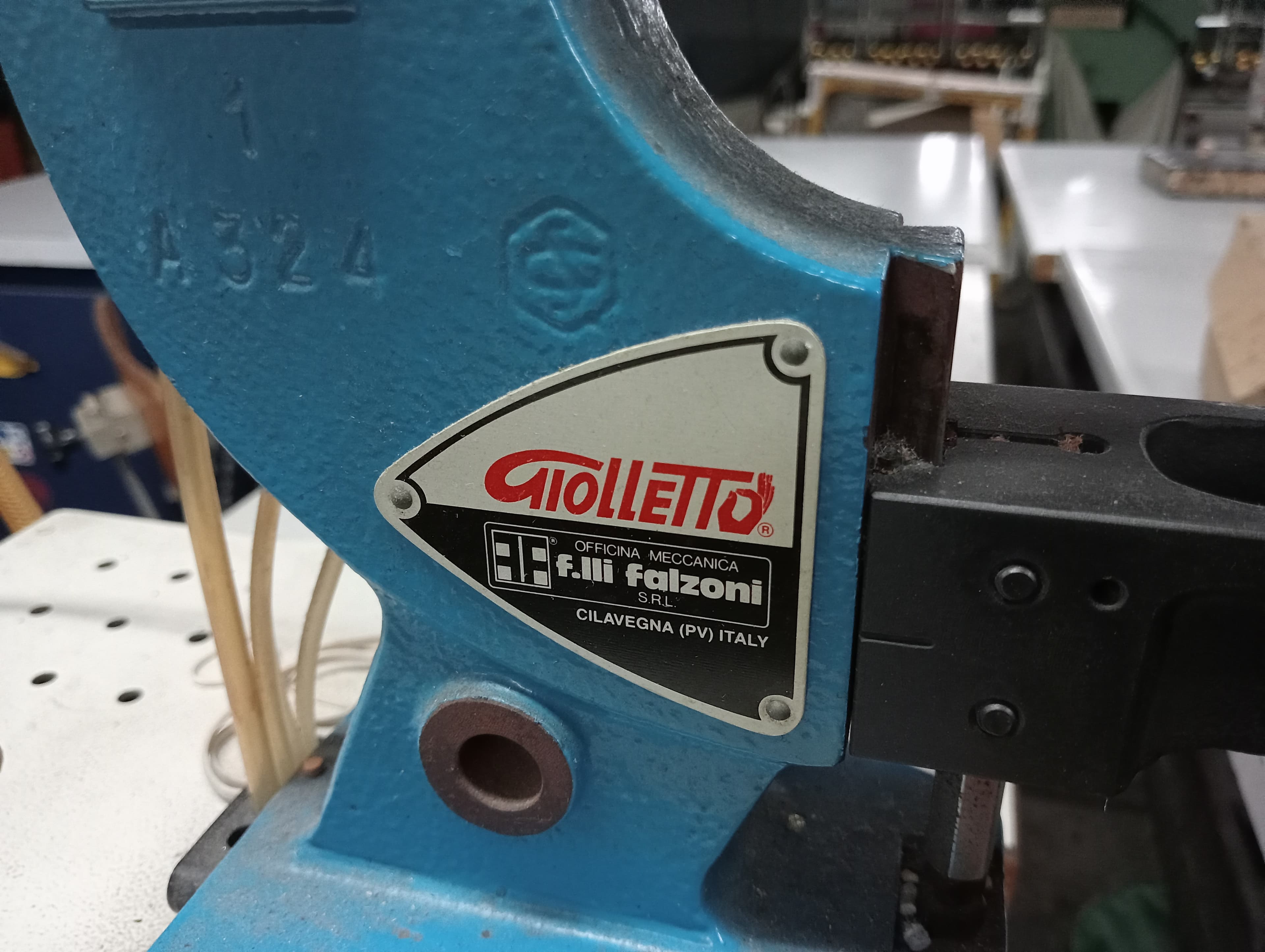 Máquinas de Coluna Alta · Máquina de Furar · Máquina de Ilhoses — imagen 18