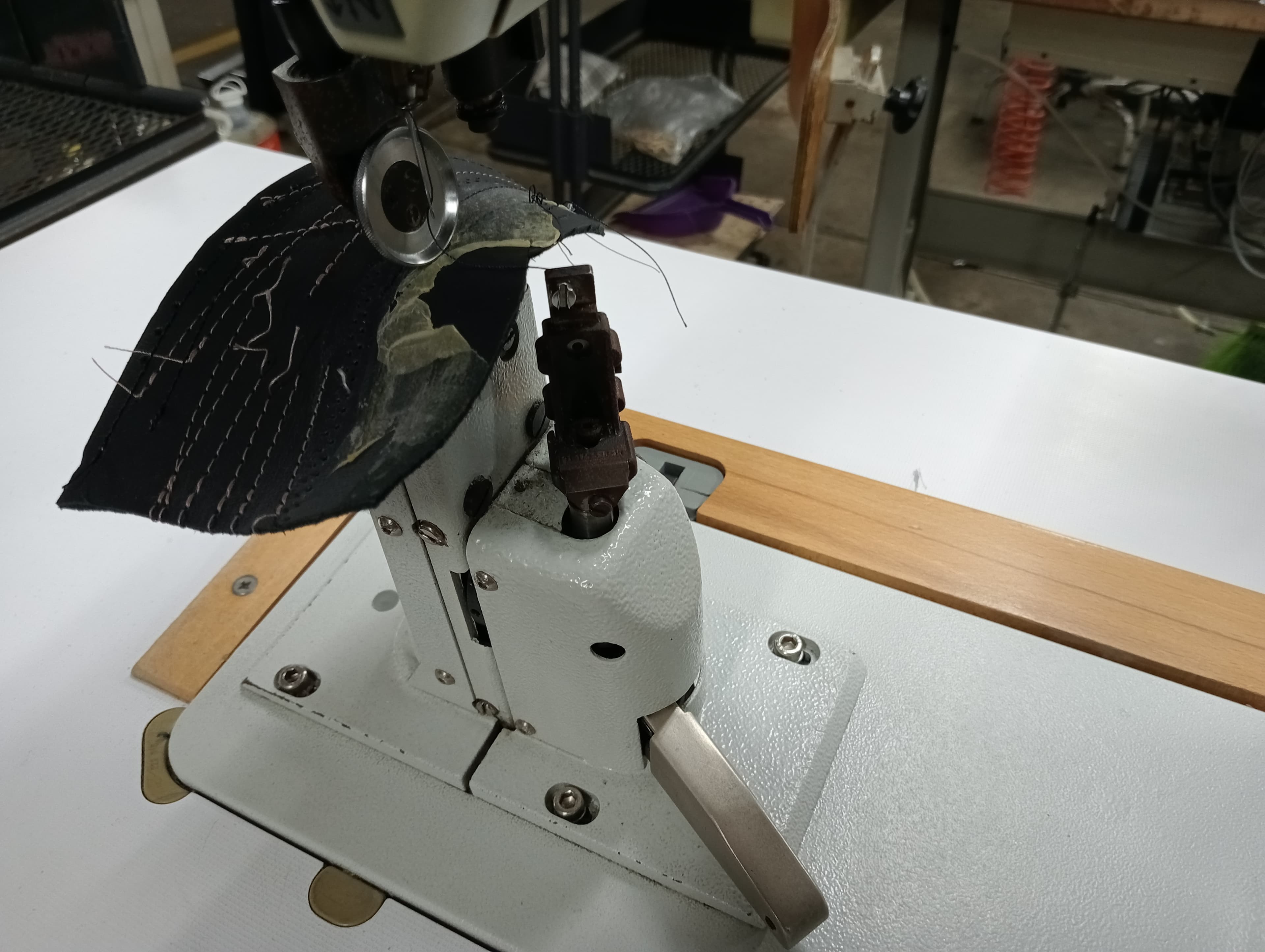 Máquinas de Coluna Alta · Máquina de Furar · Máquina de Ilhoses — imagen 3