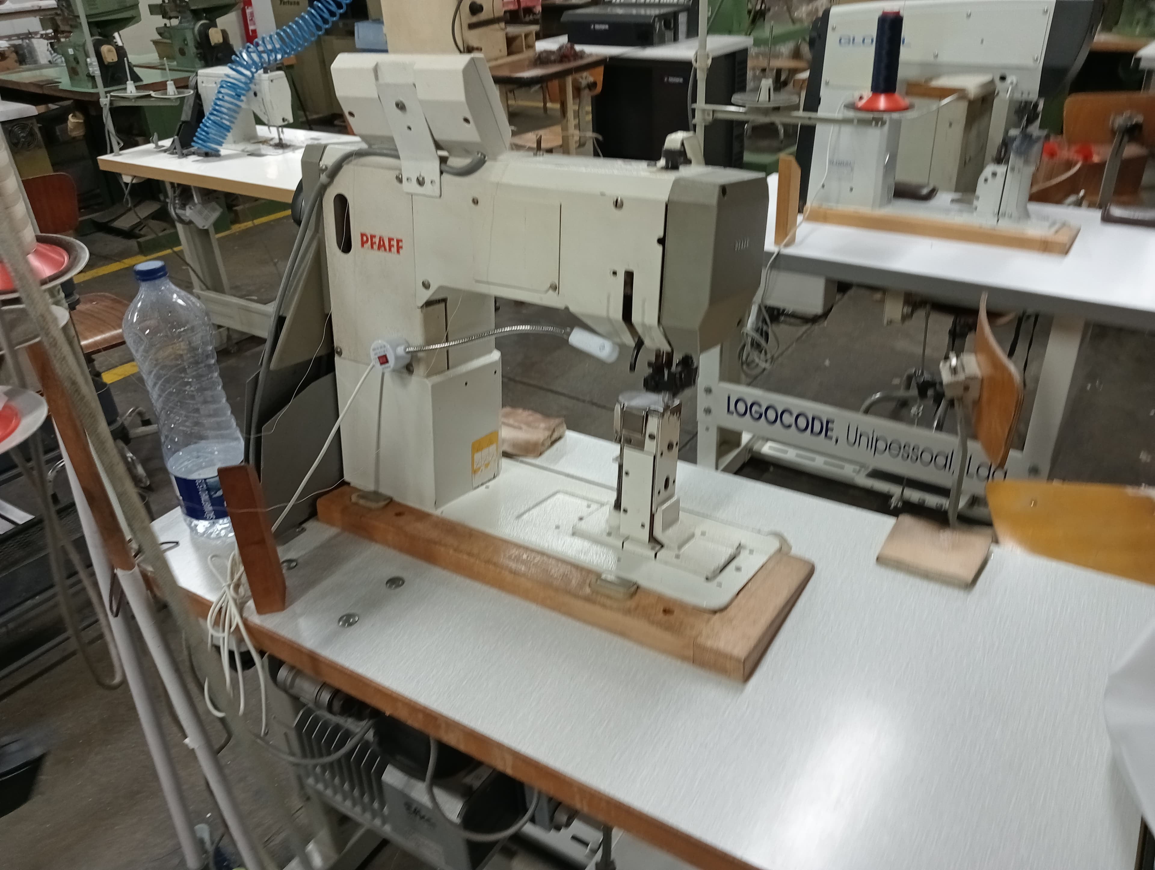Máquinas de Coluna Alta · Máquina de Furar · Máquina de Ilhoses — imagen 15