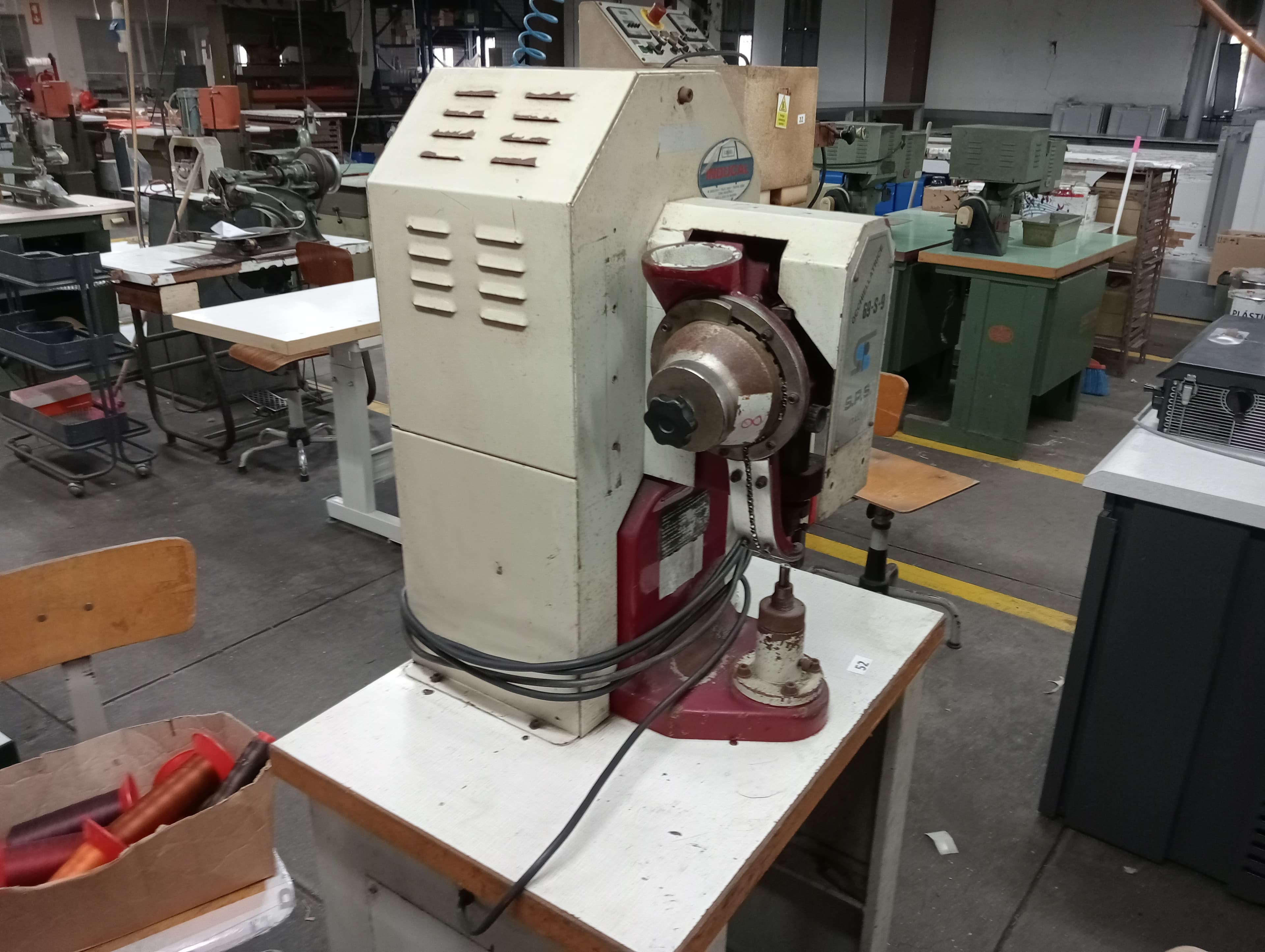 Máquinas de Coluna Alta · Máquina de Furar · Máquina de Ilhoses — imagen 23