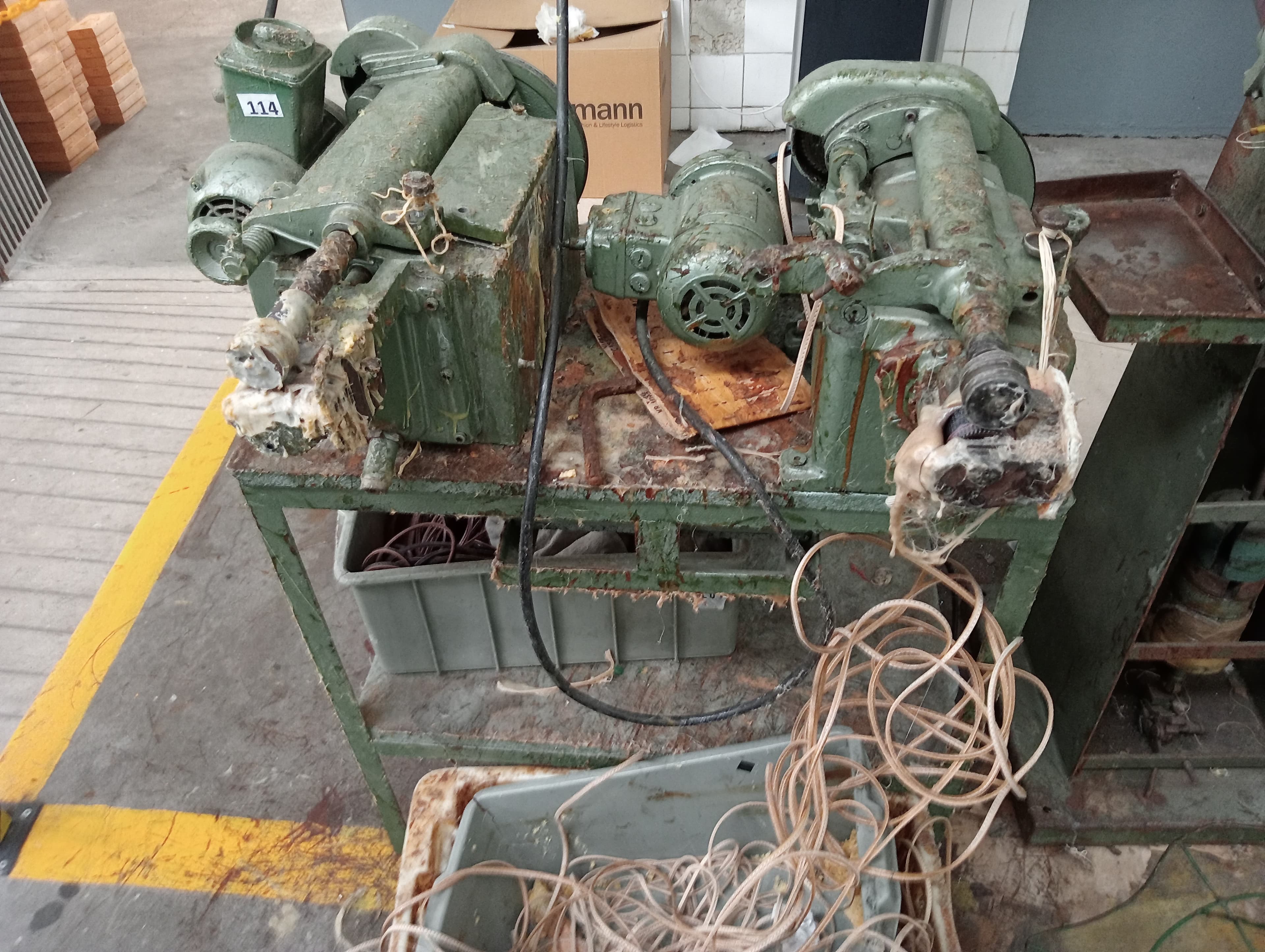 Material Informático · Equipamento de Escritório · Amostras de Calçado · Maquinaria — imagem 48