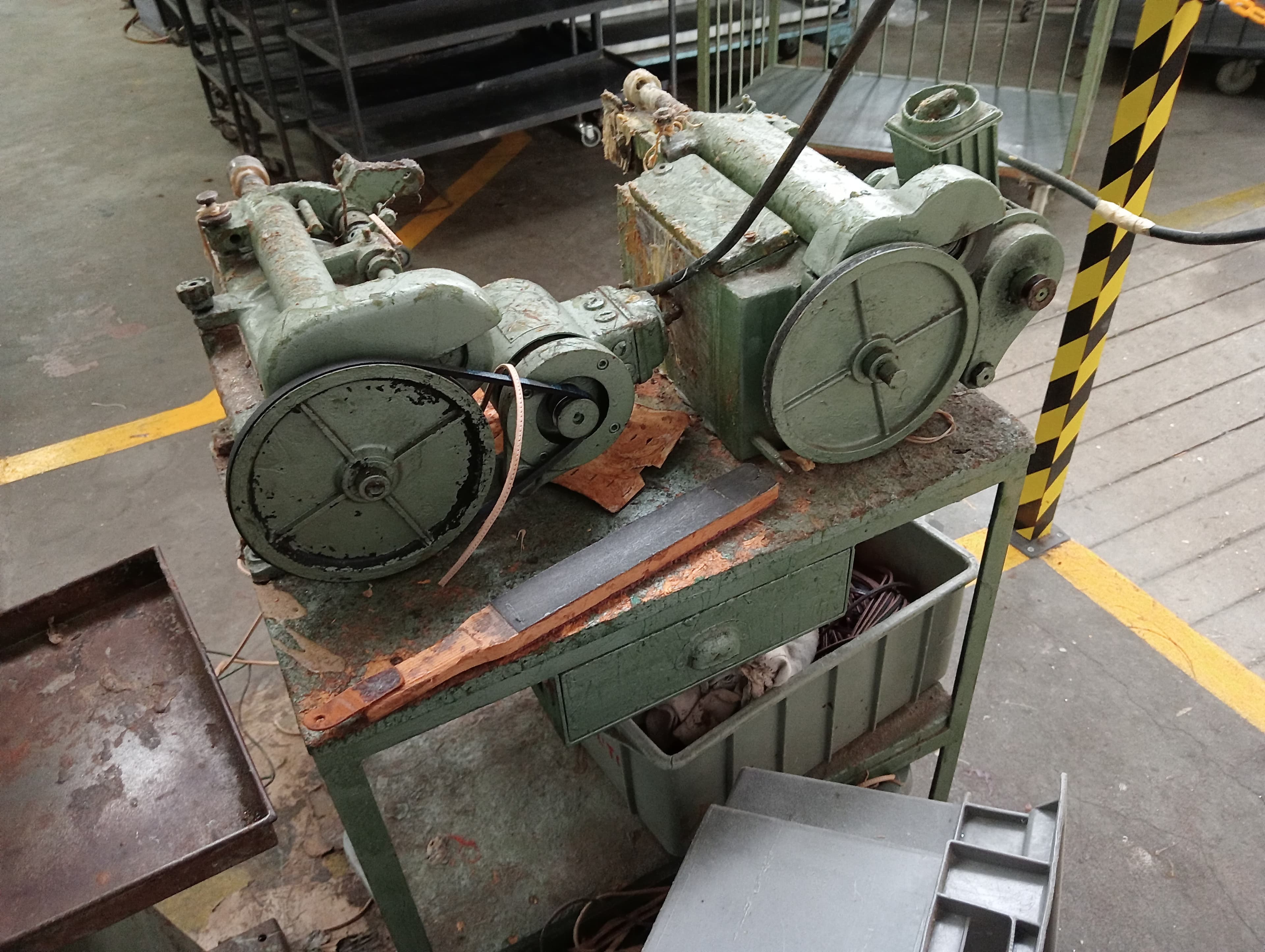 Material Informático · Equipamento de Escritório · Amostras de Calçado · Maquinaria — imagem 49