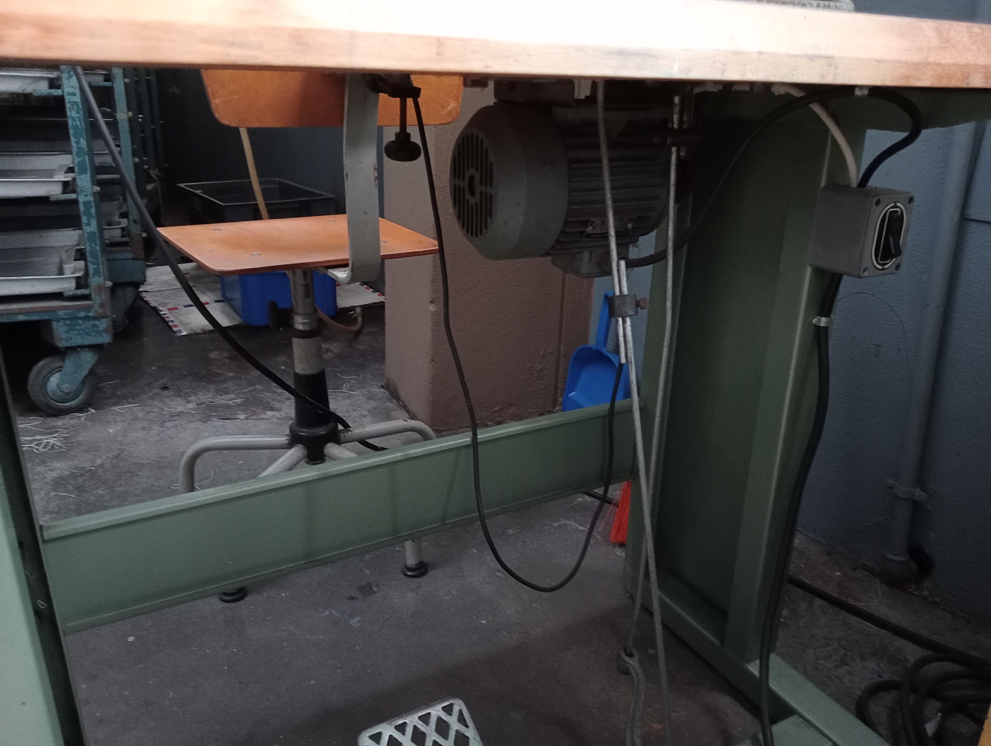 Material Informático · Equipamento de Escritório · Amostras de Calçado · Maquinaria — imagem 37
