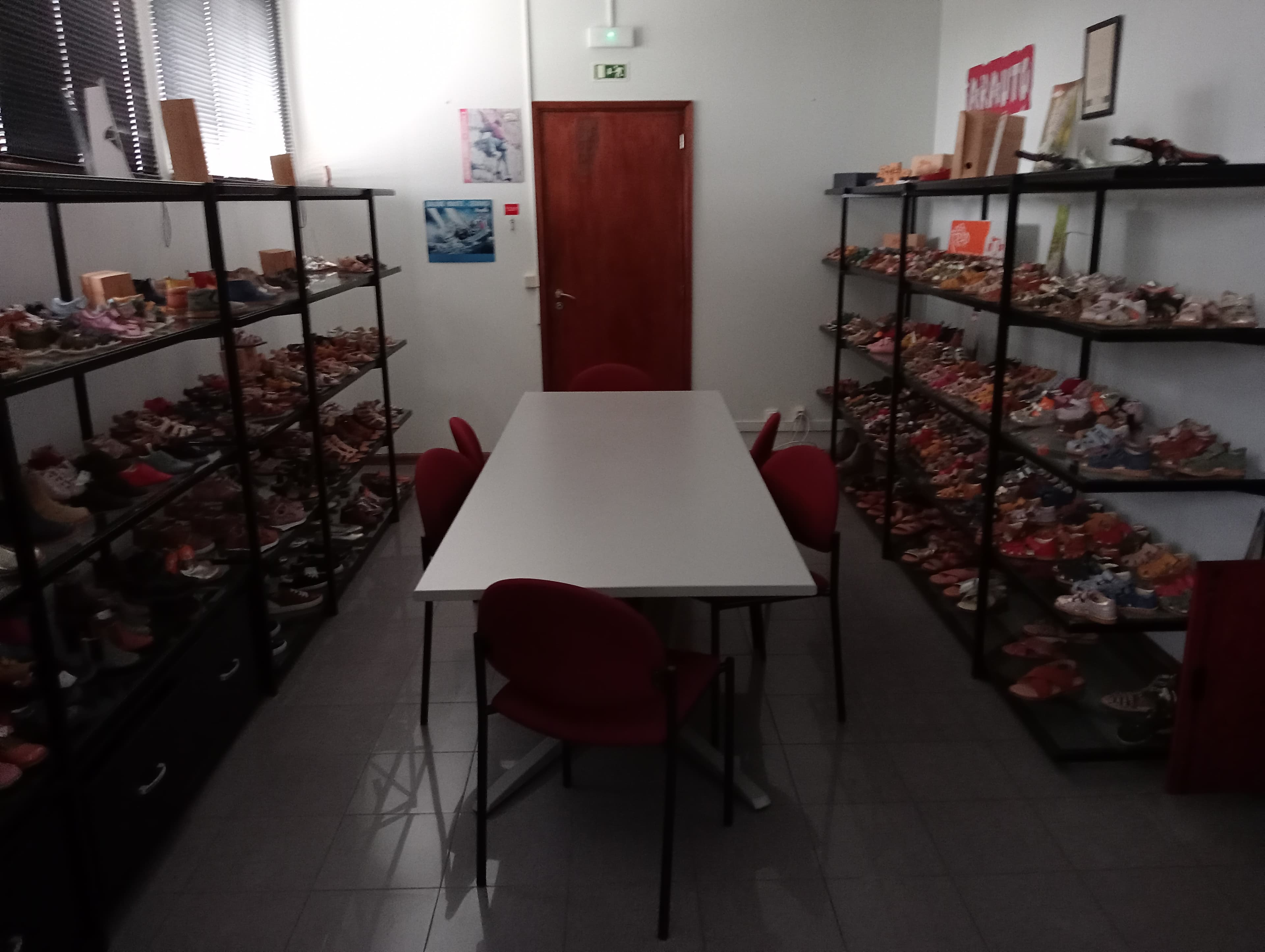 Material Informático · Equipamento de Escritório · Amostras de Calçado · Maquinaria — imagem 2