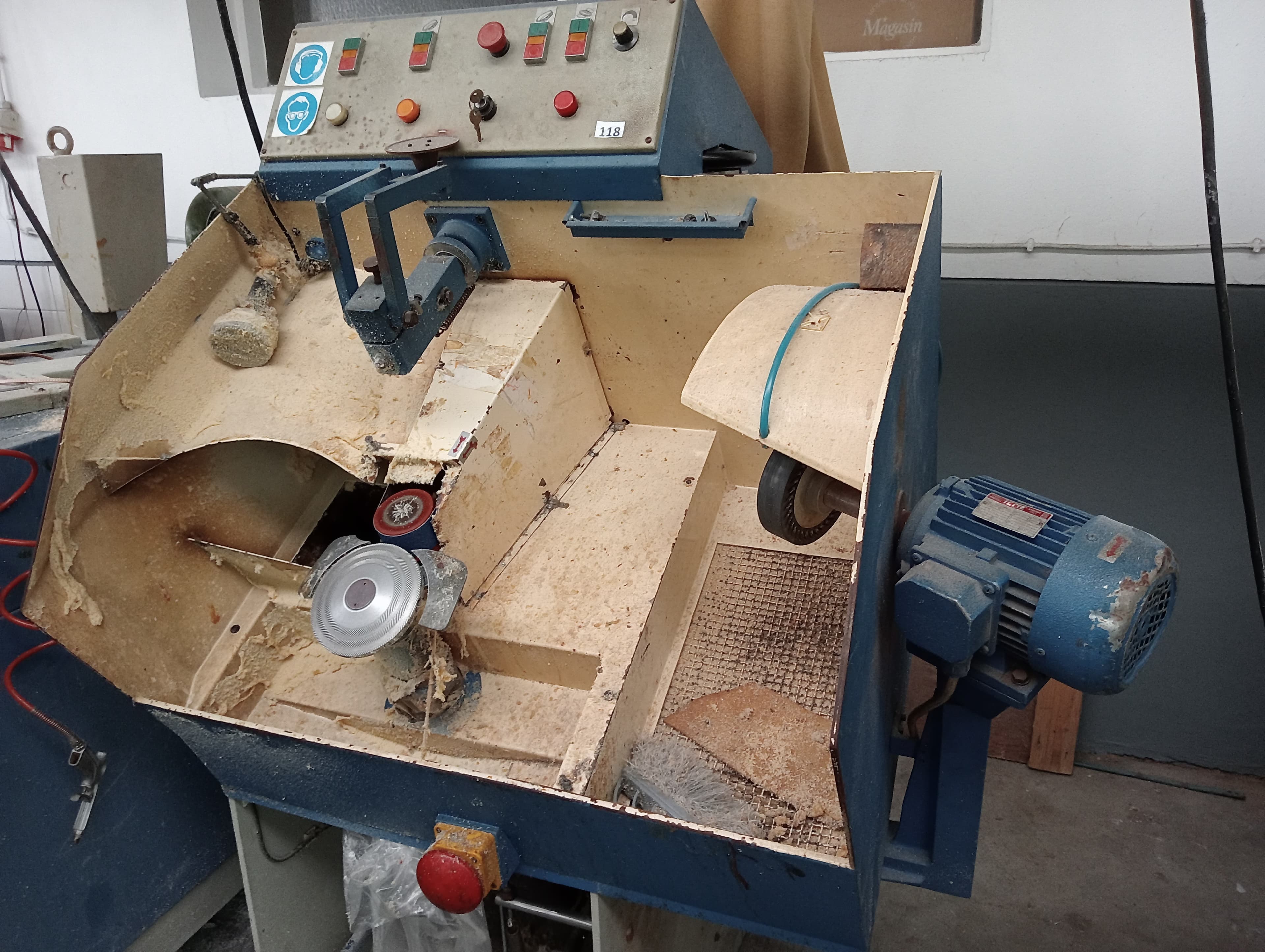 Material Informático · Equipamento de Escritório · Amostras de Calçado · Maquinaria — imagem 61