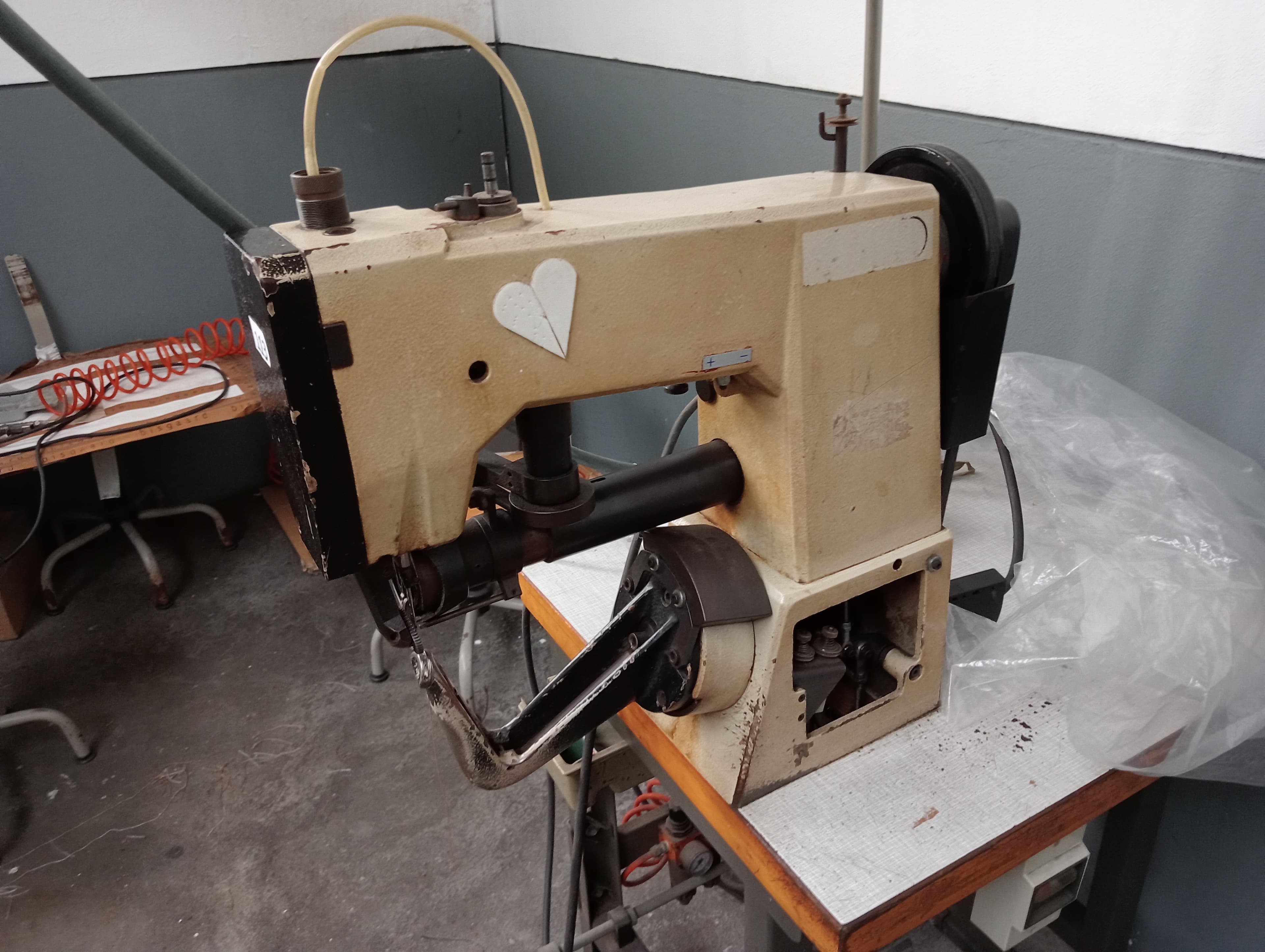 Material Informático · Equipamento de Escritório · Amostras de Calçado · Maquinaria — imagem 43