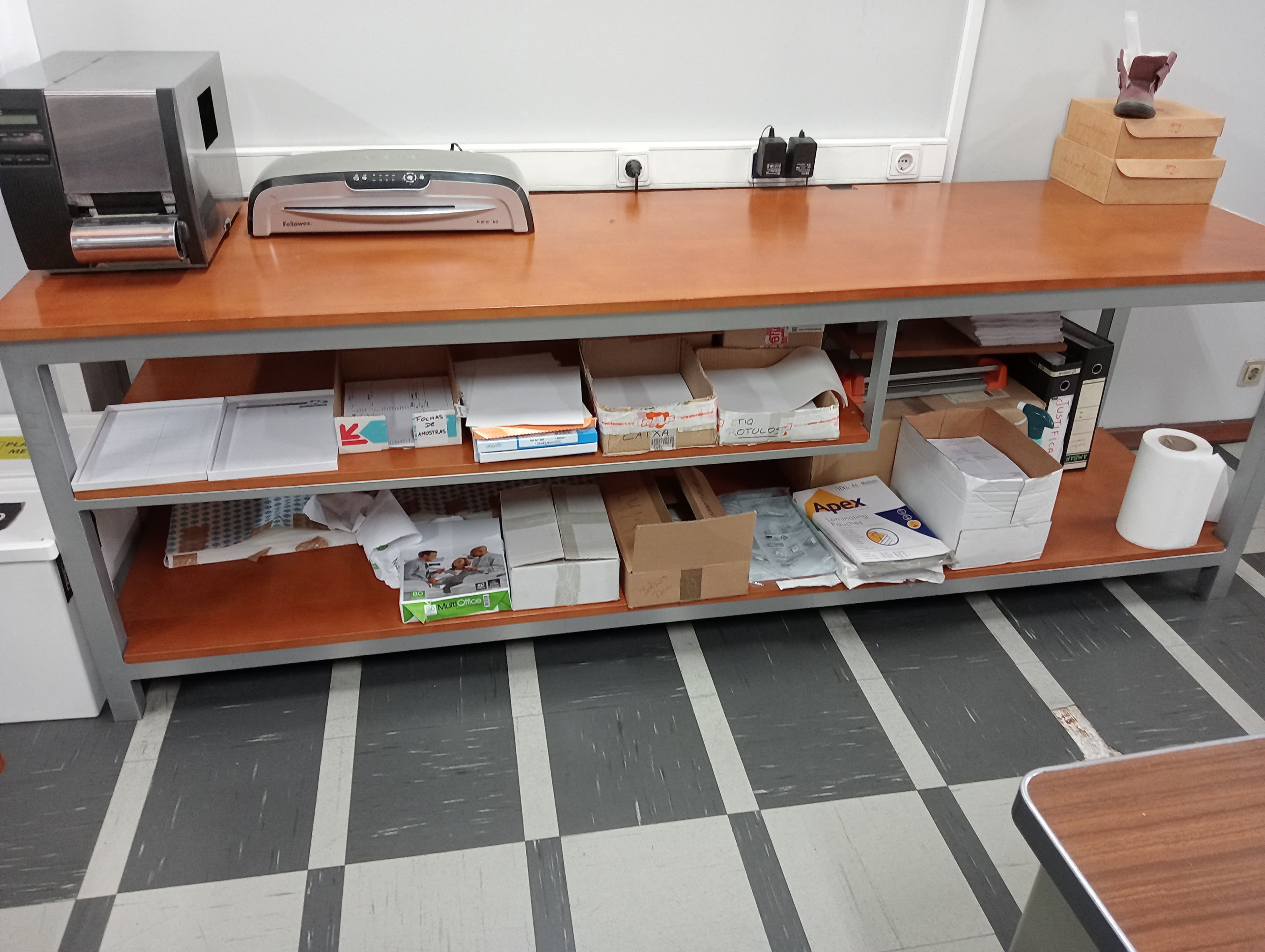 Material Informático · Equipamento de Escritório · Amostras de Calçado · Maquinaria — imagem 23