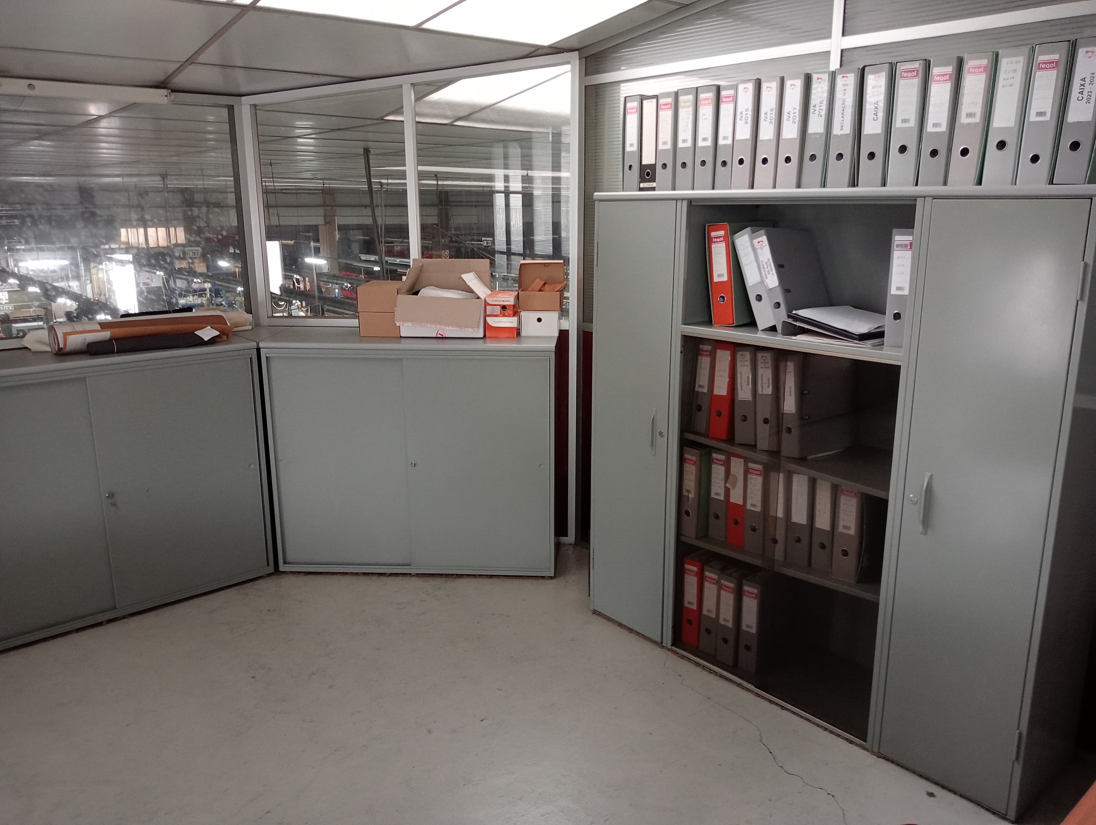 Material Informático · Equipamento de Escritório · Amostras de Calçado · Maquinaria — imagem 28