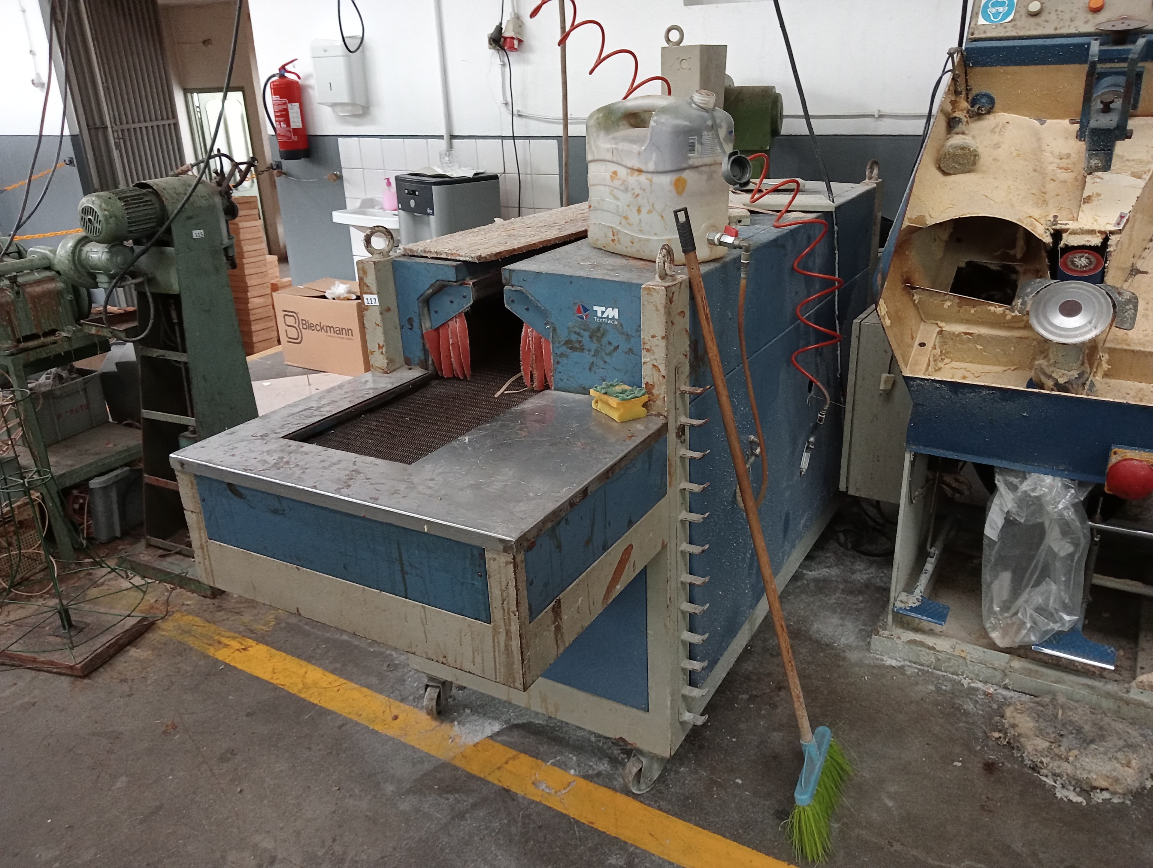 Material Informático · Equipamento de Escritório · Amostras de Calçado · Maquinaria — imagem 57