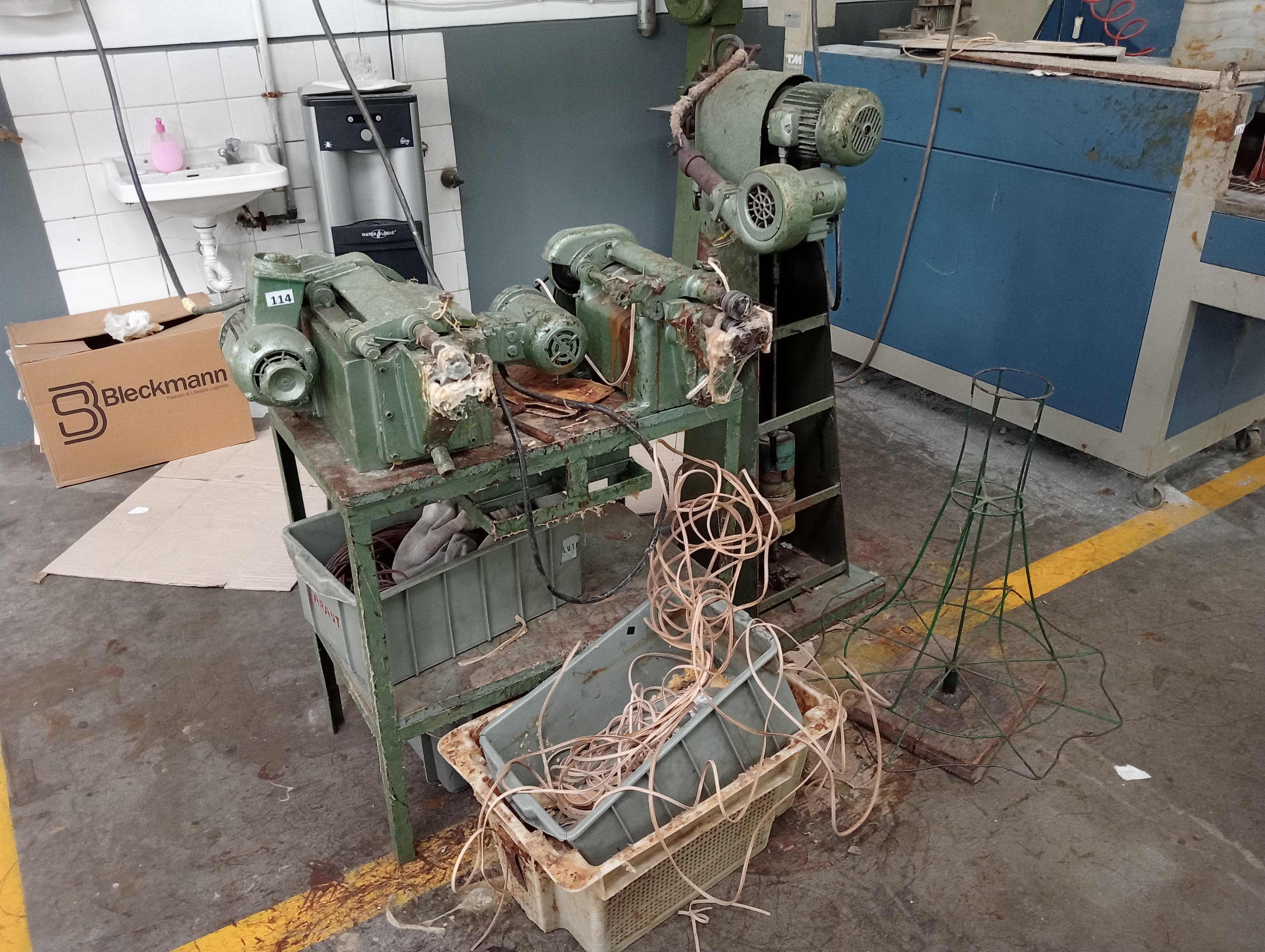 Material Informático · Equipamento de Escritório · Amostras de Calçado · Maquinaria — imagem 46