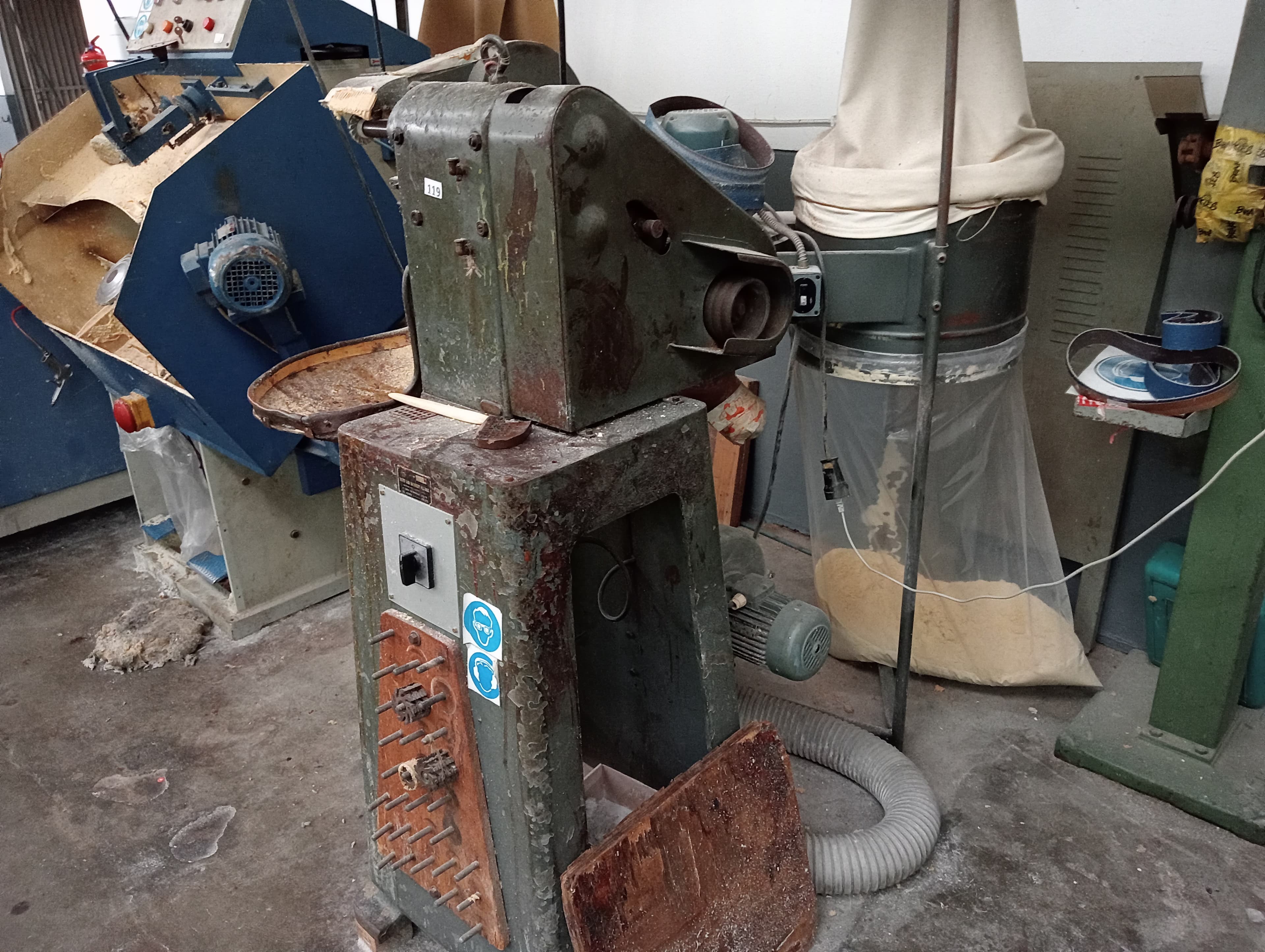 Material Informático · Equipamento de Escritório · Amostras de Calçado · Maquinaria — imagem 68