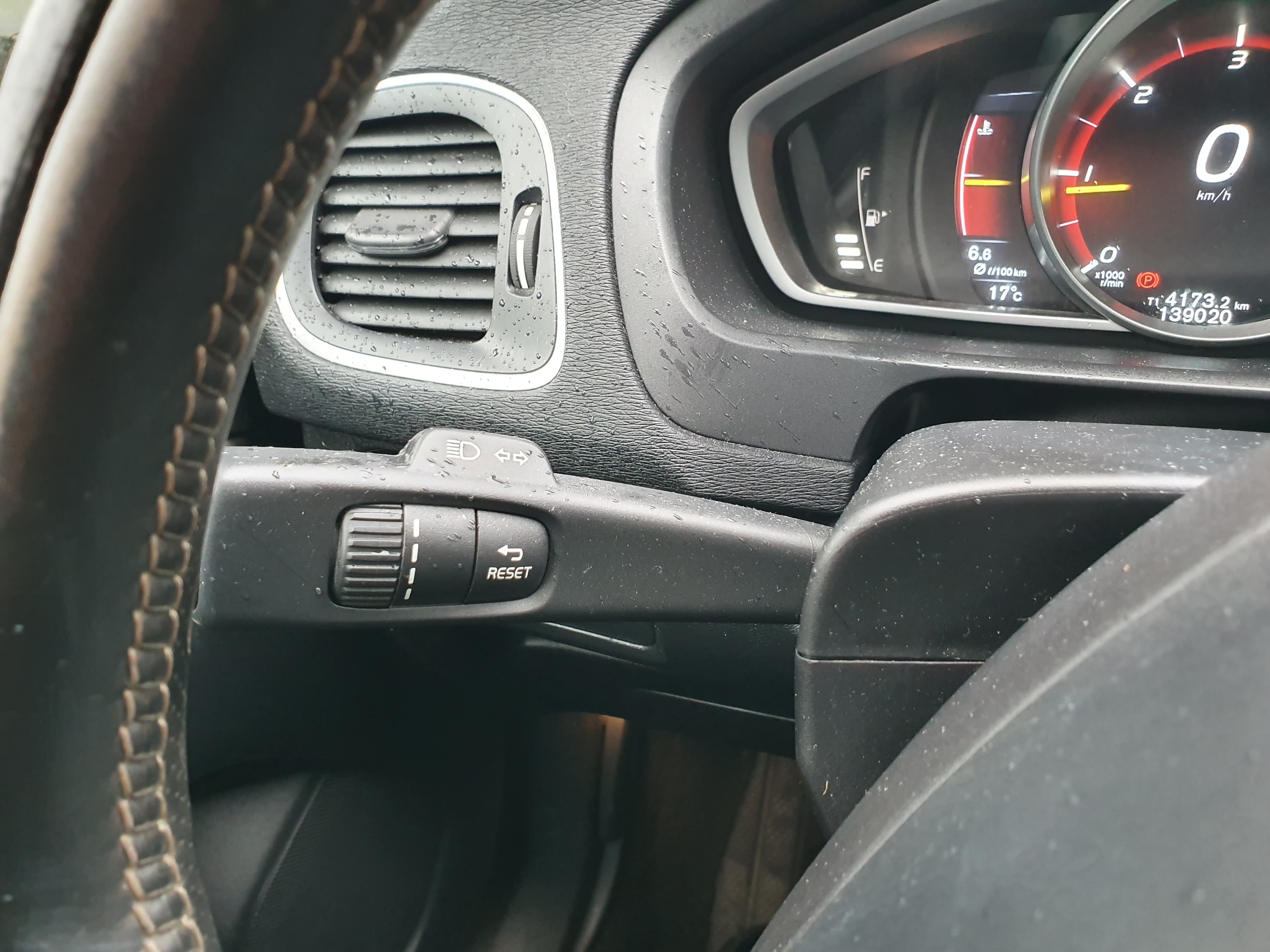 Volvo V40 · Ano 2015 — imagen 36