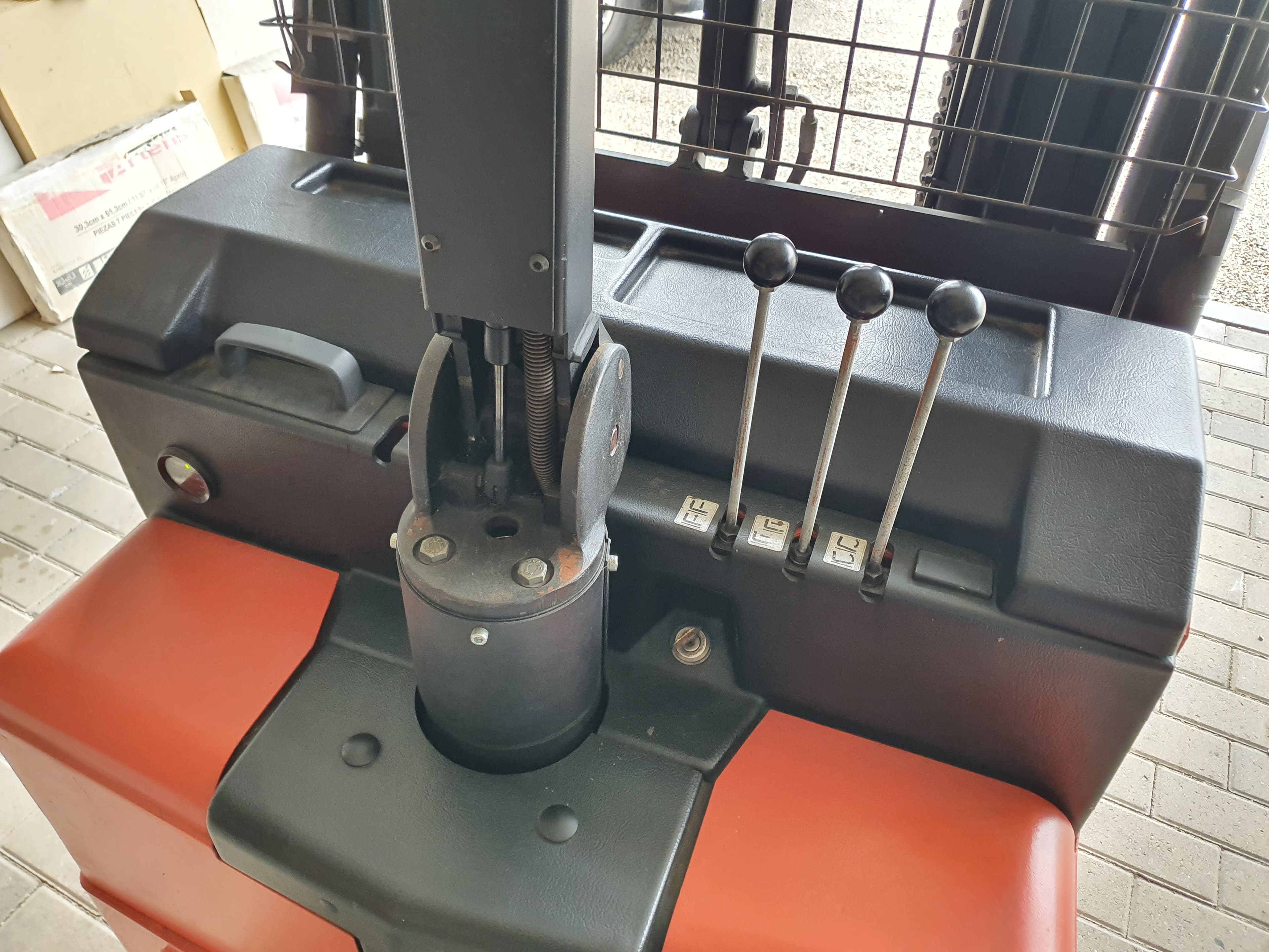 Stacker Retrátil BT RWE 120 · Ano 2012 — imagen 8