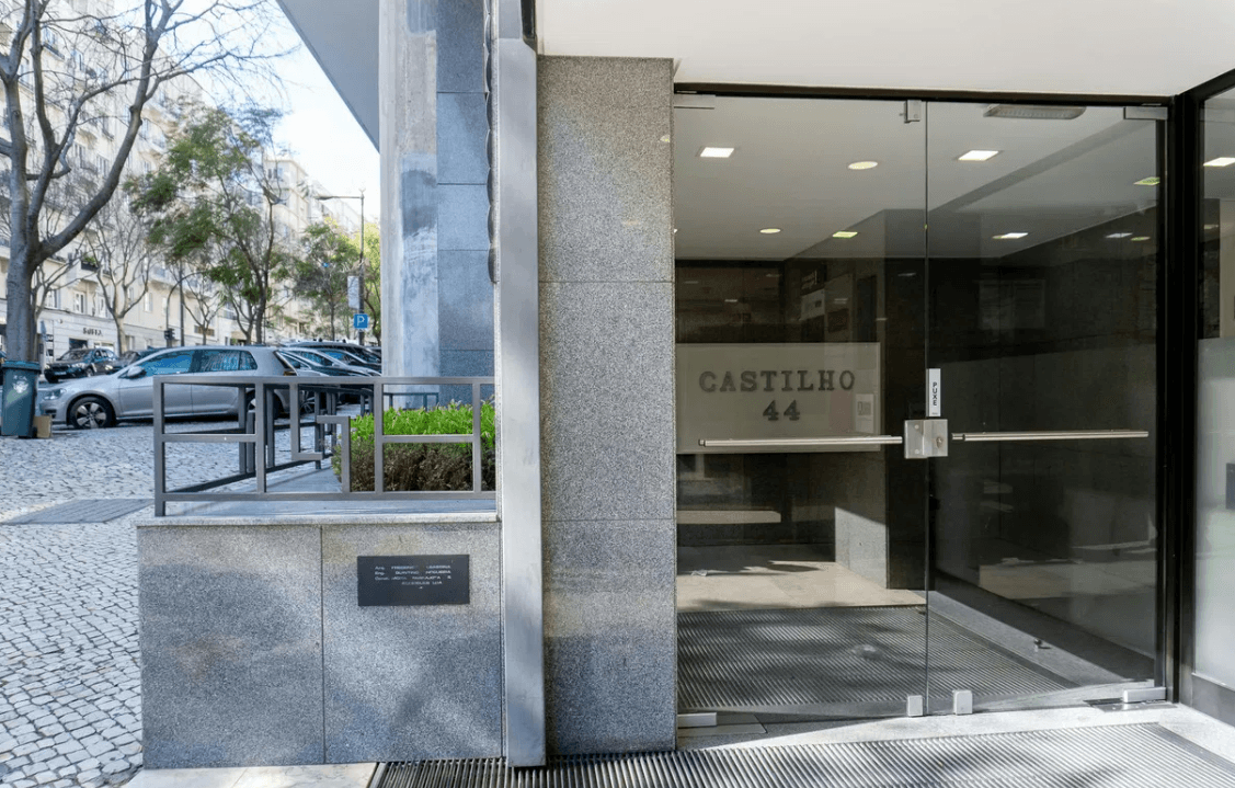 Escritório c/ 2 Lugares de Garagem · Lisboa — imagem 5