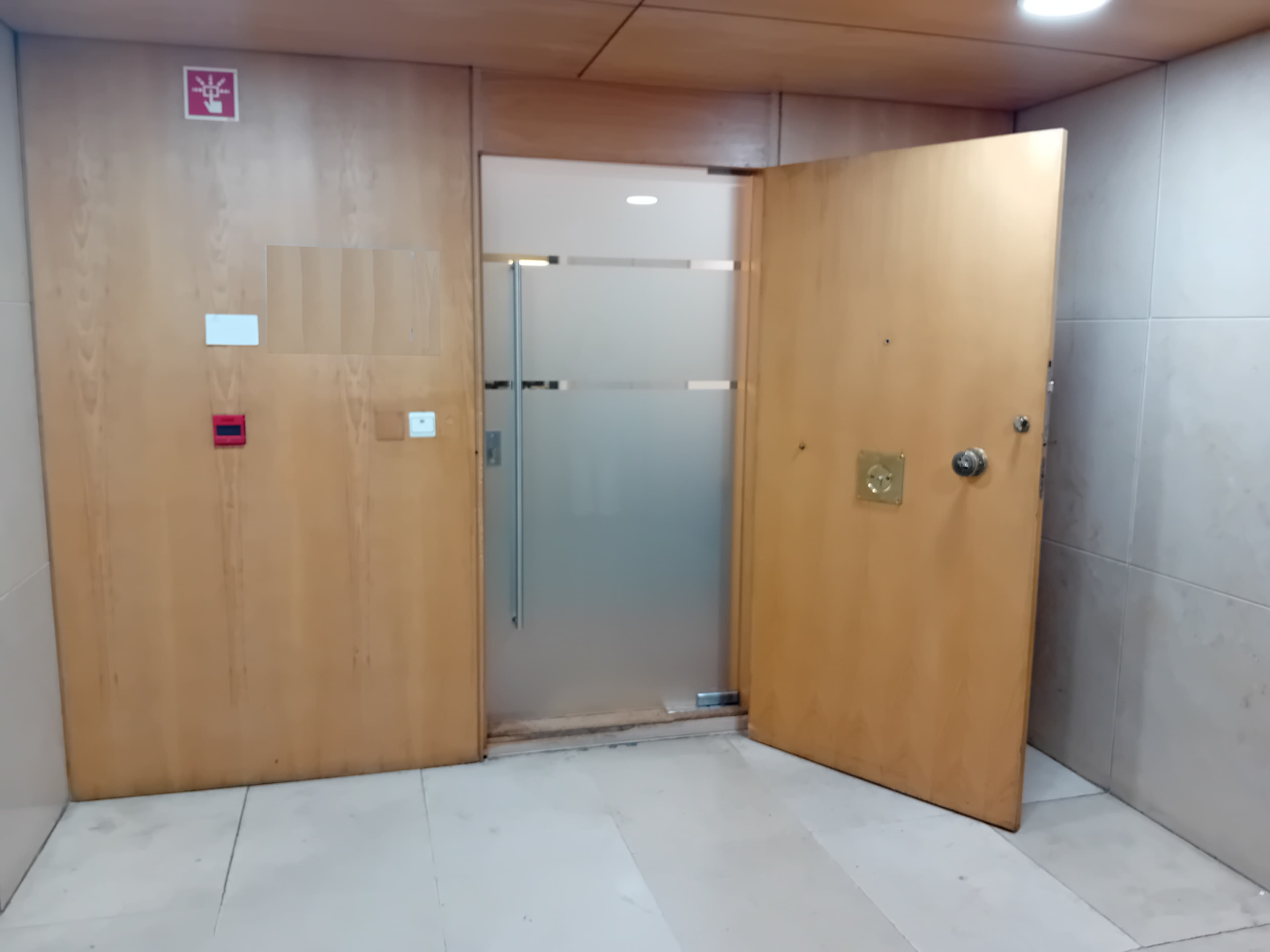 Escritório c/ 2 Lugares de Garagem · Lisboa — imagem 7