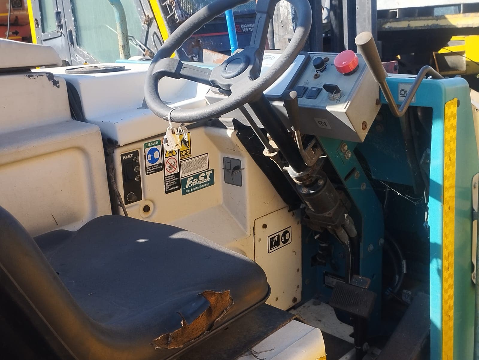 Carrinho de limpeza Tennant 8300 — image 3