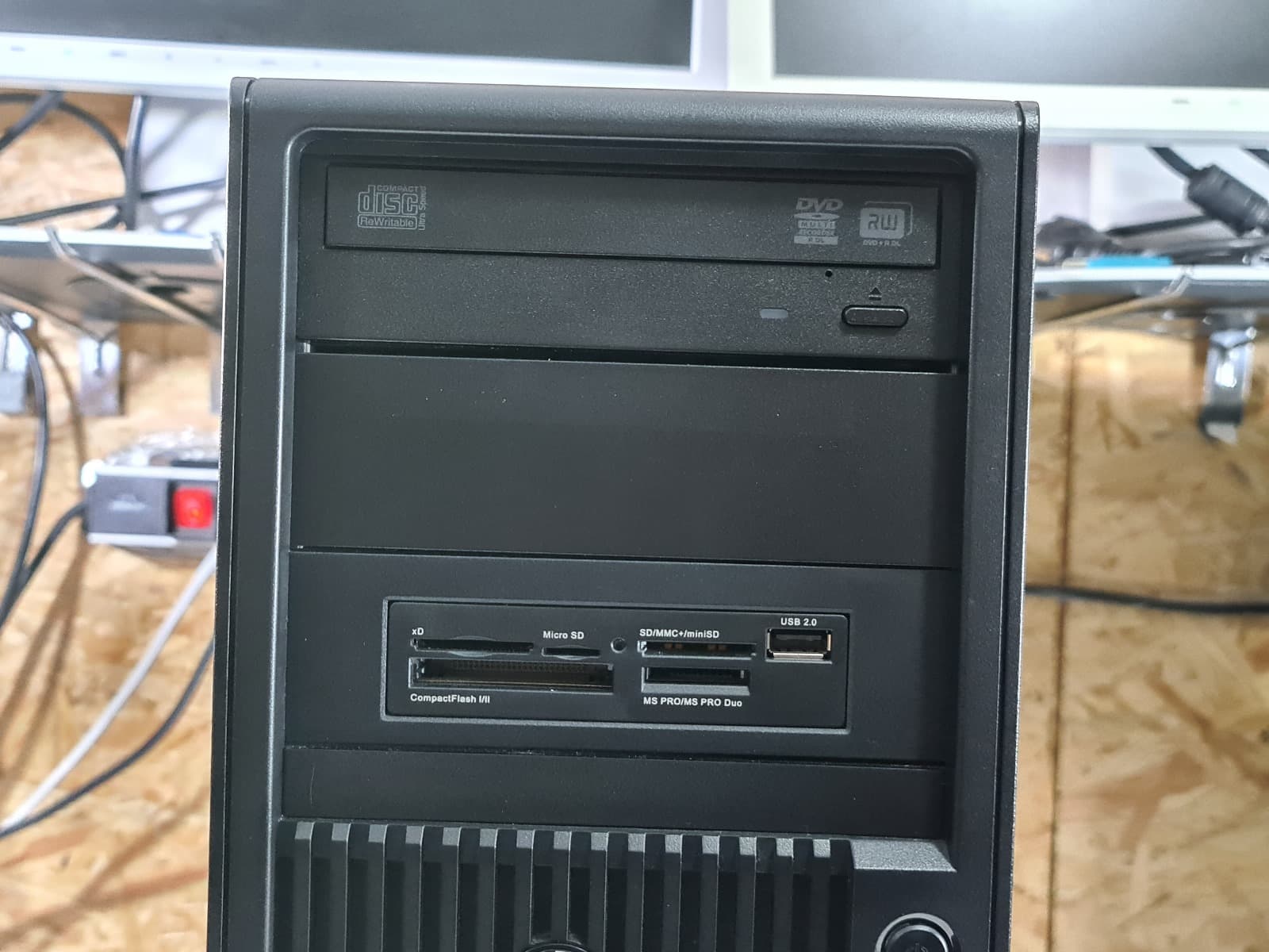 Computador HP WorkStation Z440 — imagen 19