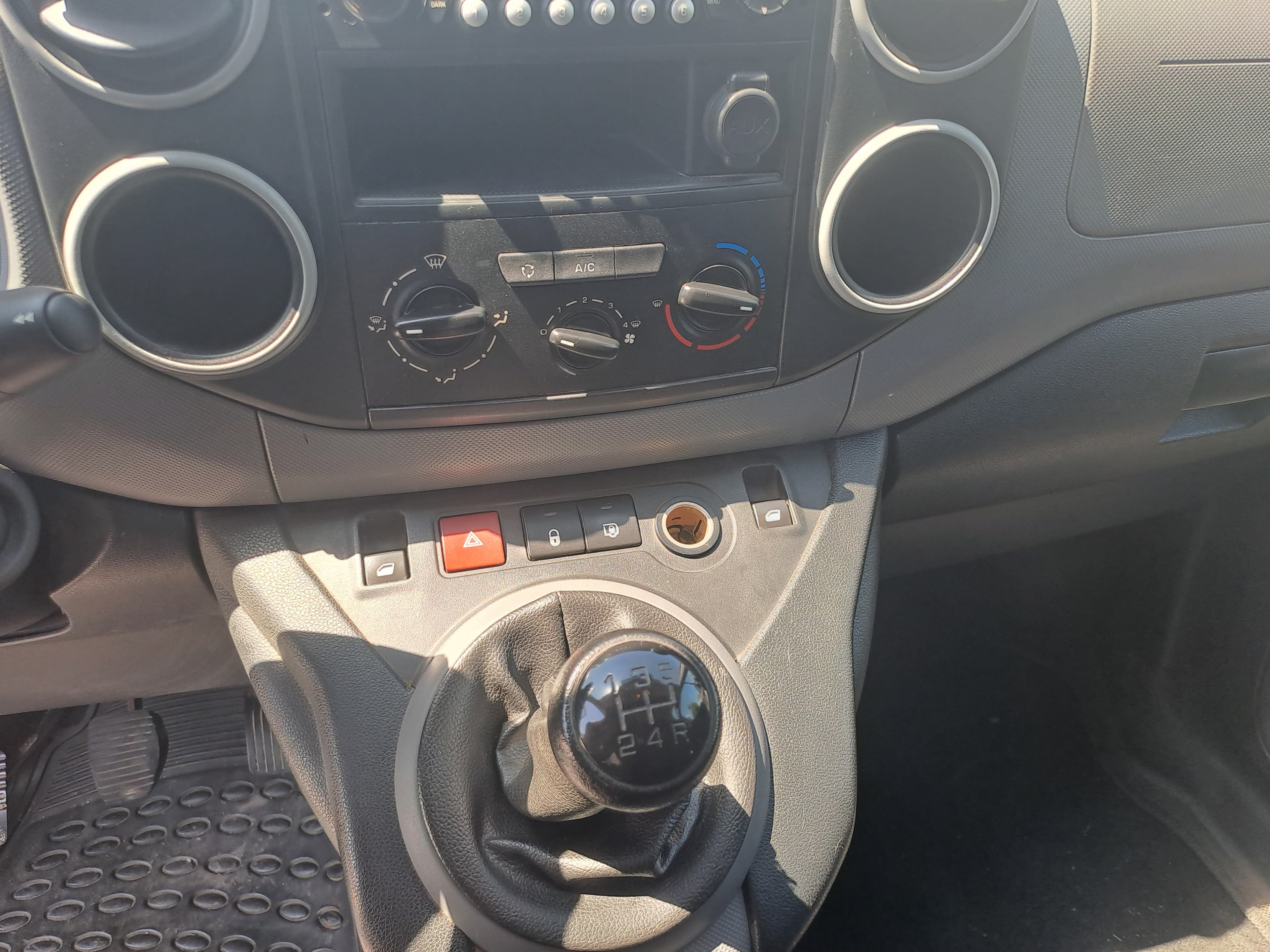 Peugeot Partner 1.6 HDI · Ano 2018 — imagem 23