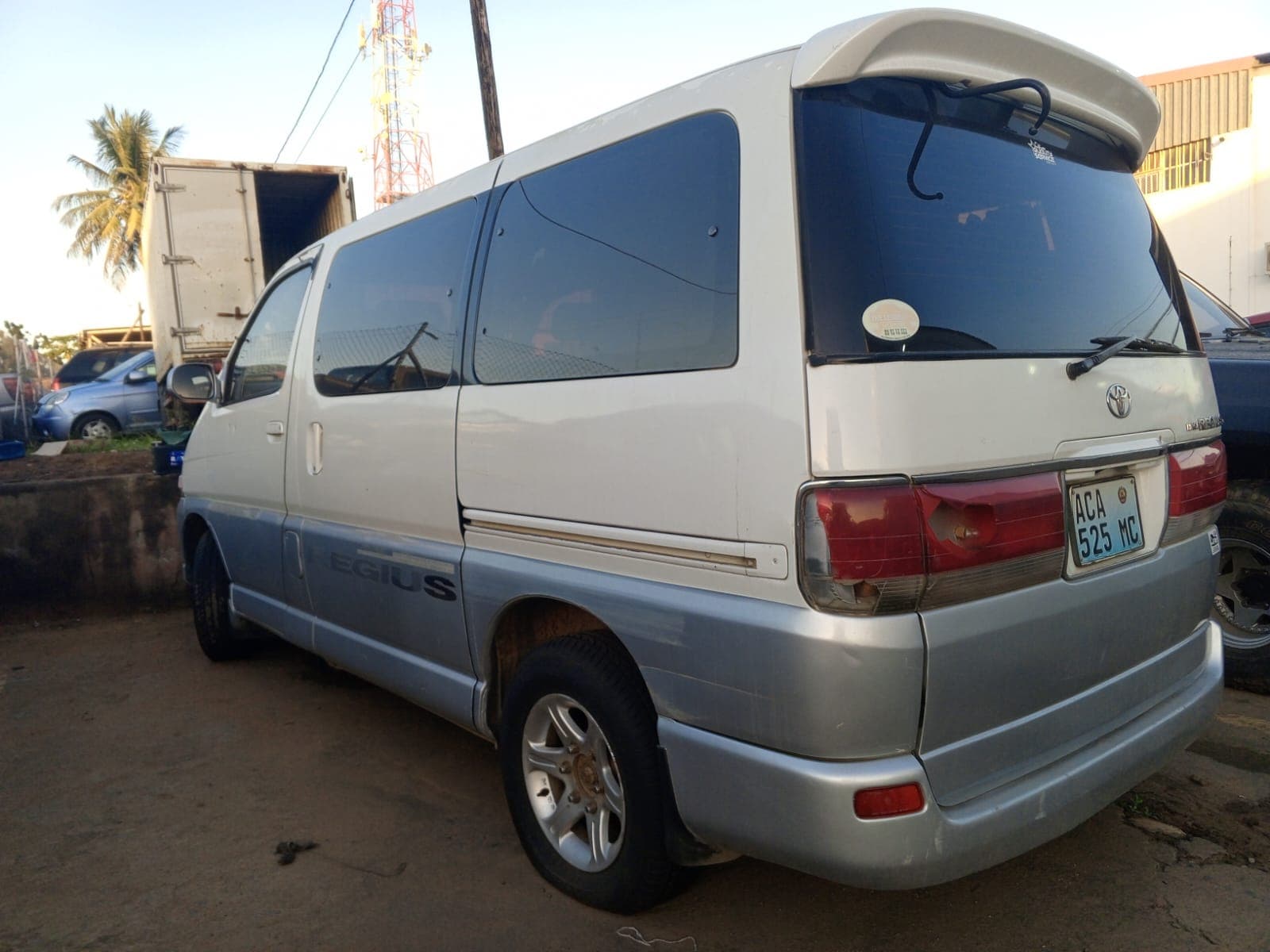 Toyota Regius — image 9