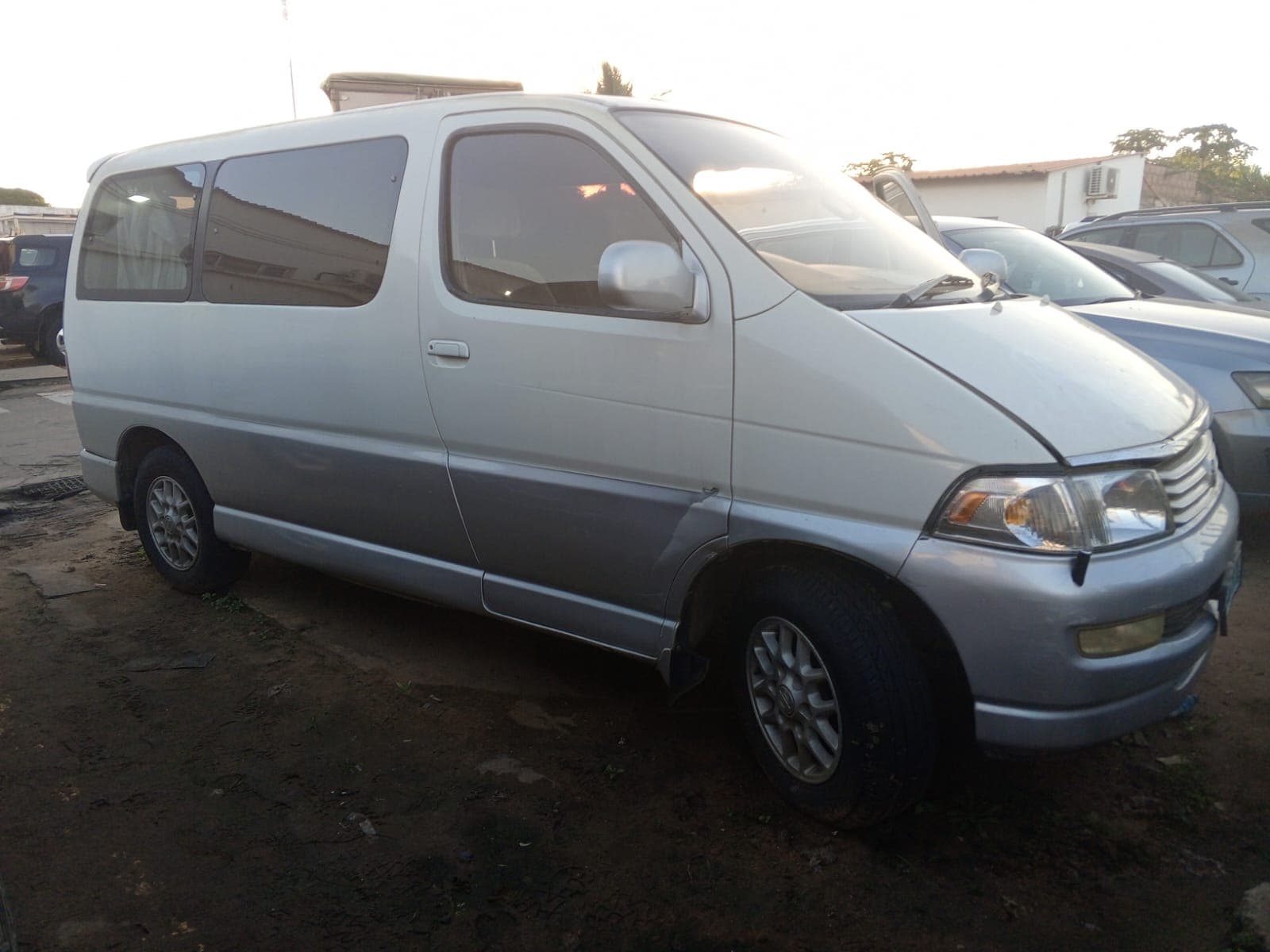Toyota Regius — image 2