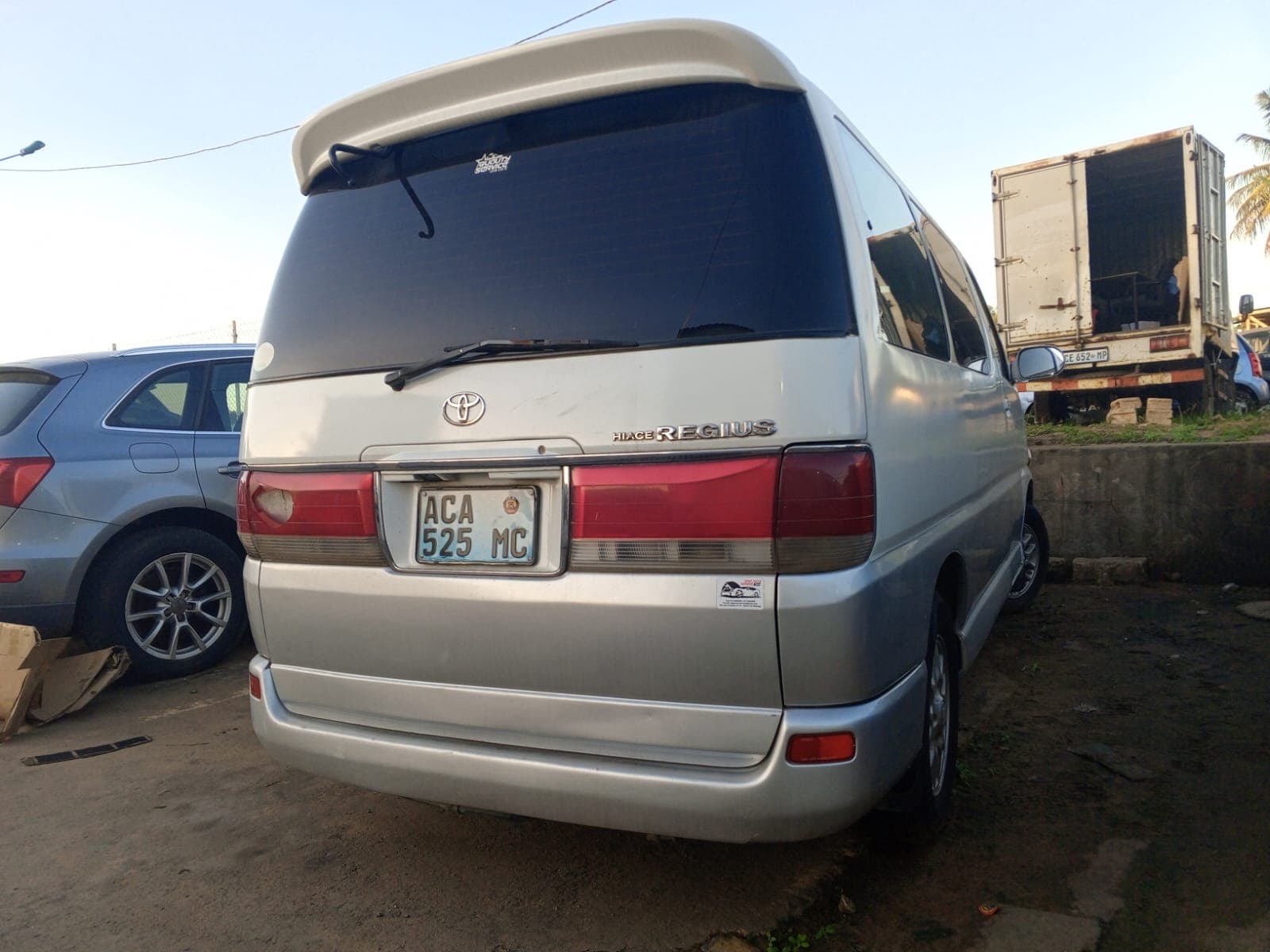 Toyota Regius — image 10