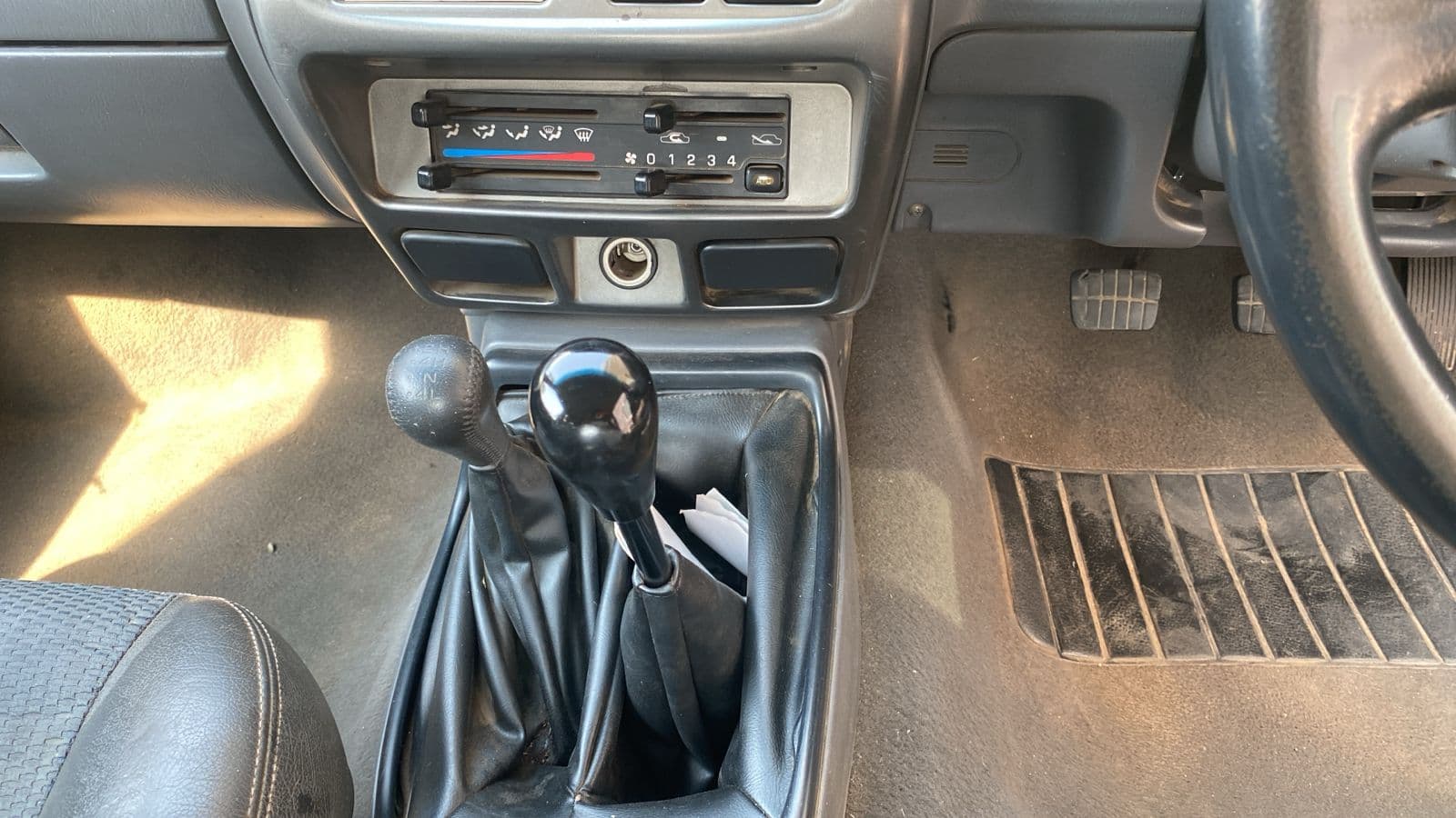Nissan NP300 Hardbody — image 6