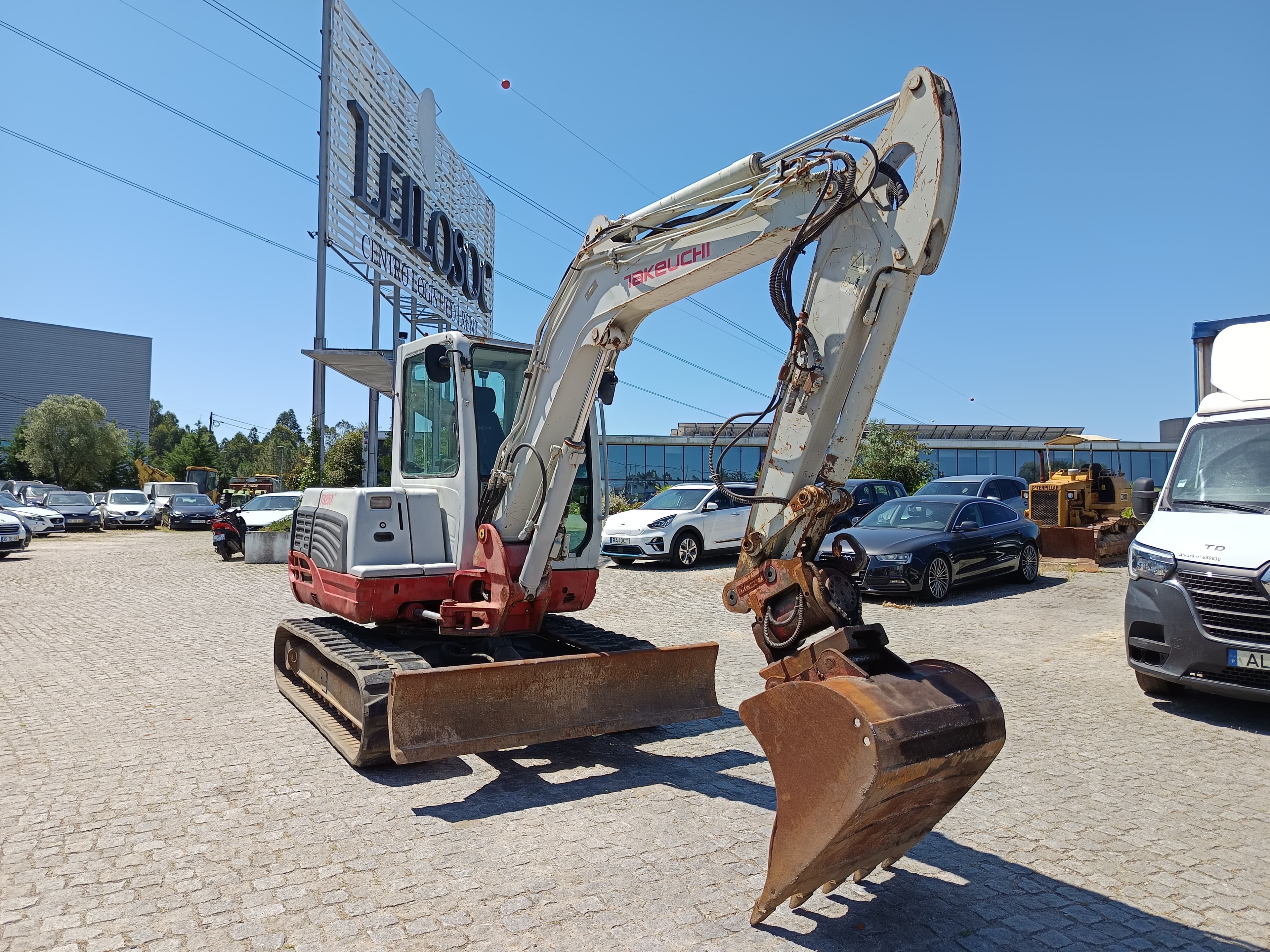 Escavadora Takeuchi TB250 · Ano 2011 — imagem 1