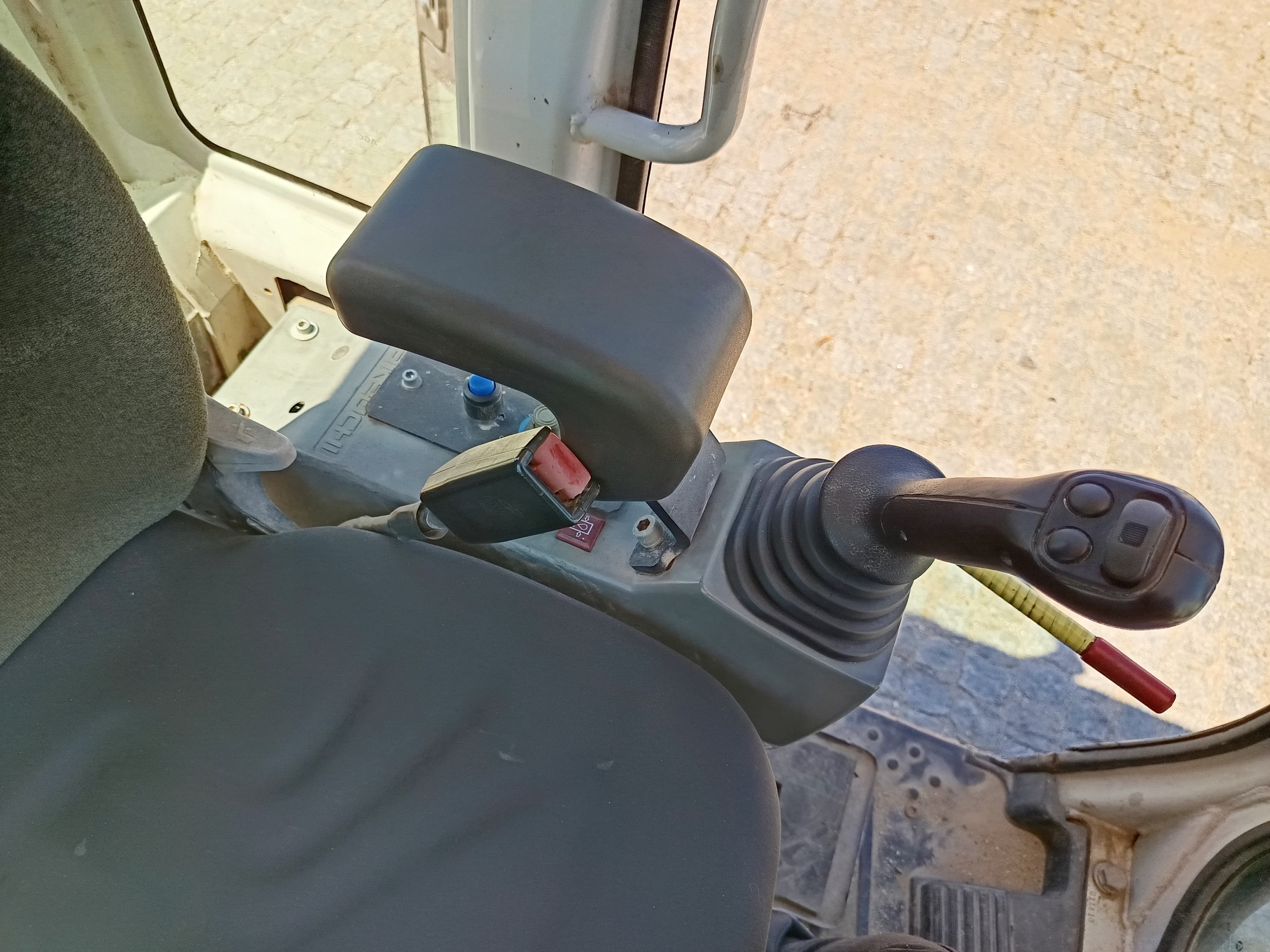 Escavadora Takeuchi TB250 · Ano 2011 — imagem 13