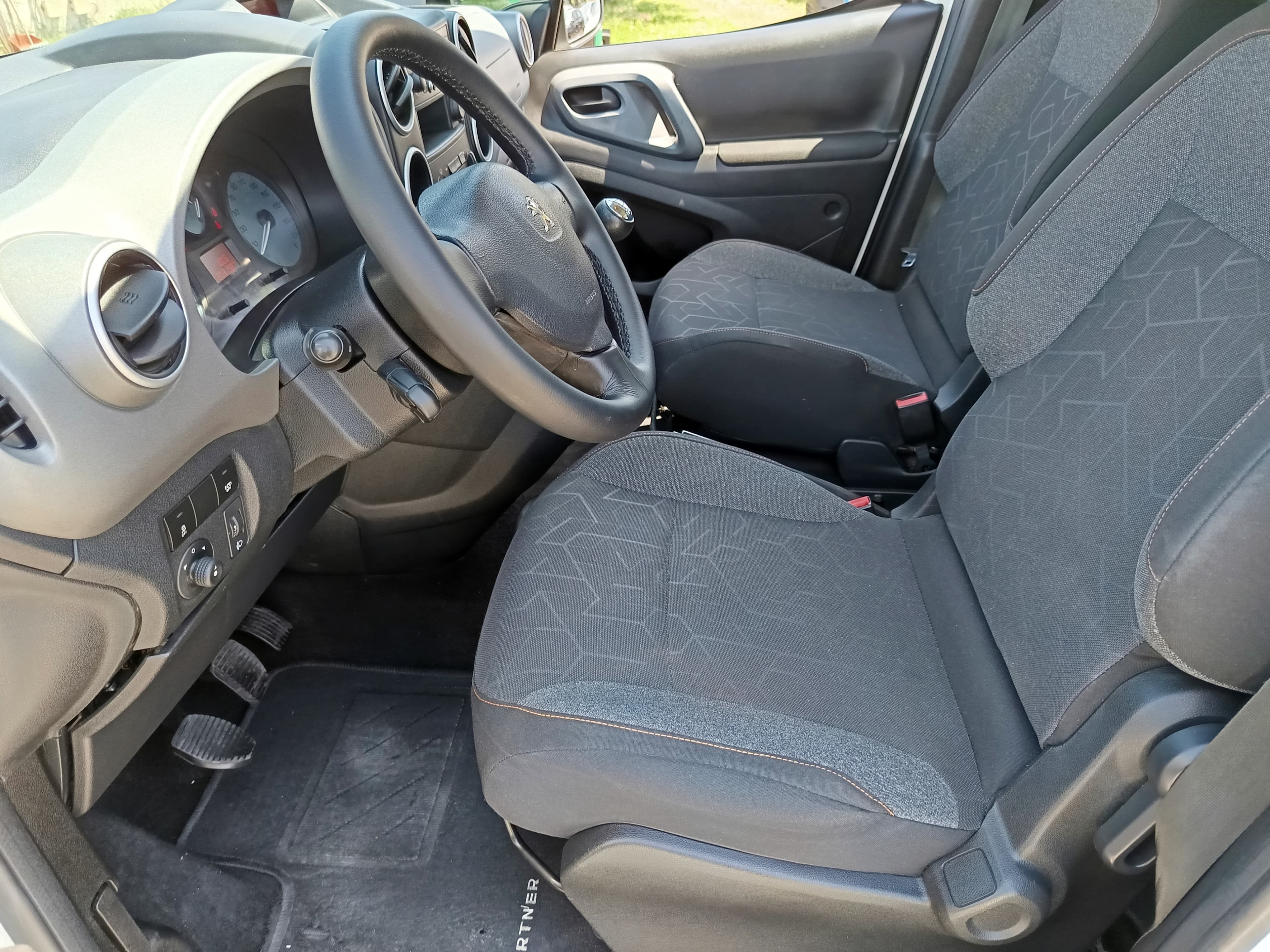 Peugeot Partner · Ano 2018 — image 19